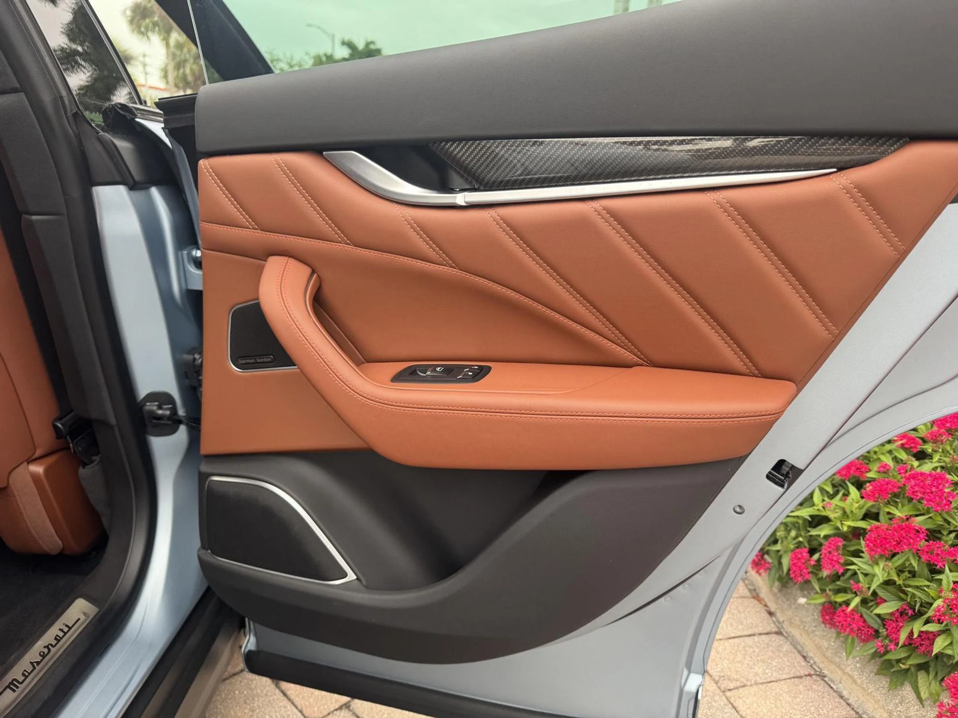 mph013_3865353468_Used_2023_maserati_Levante_F_Tributo_1773865361_d05032ce93