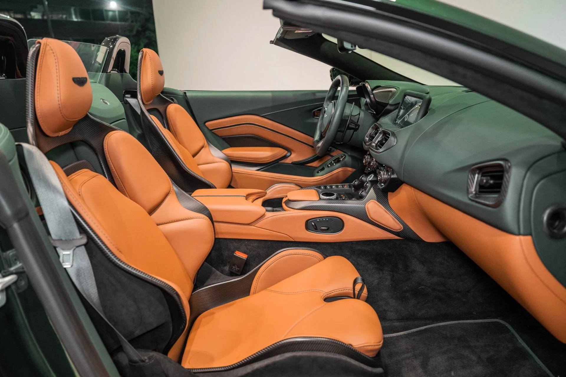 mph013_3869320664_Used_2023_Aston_Martin_Vantage_V12_1787760014_695cc1be94