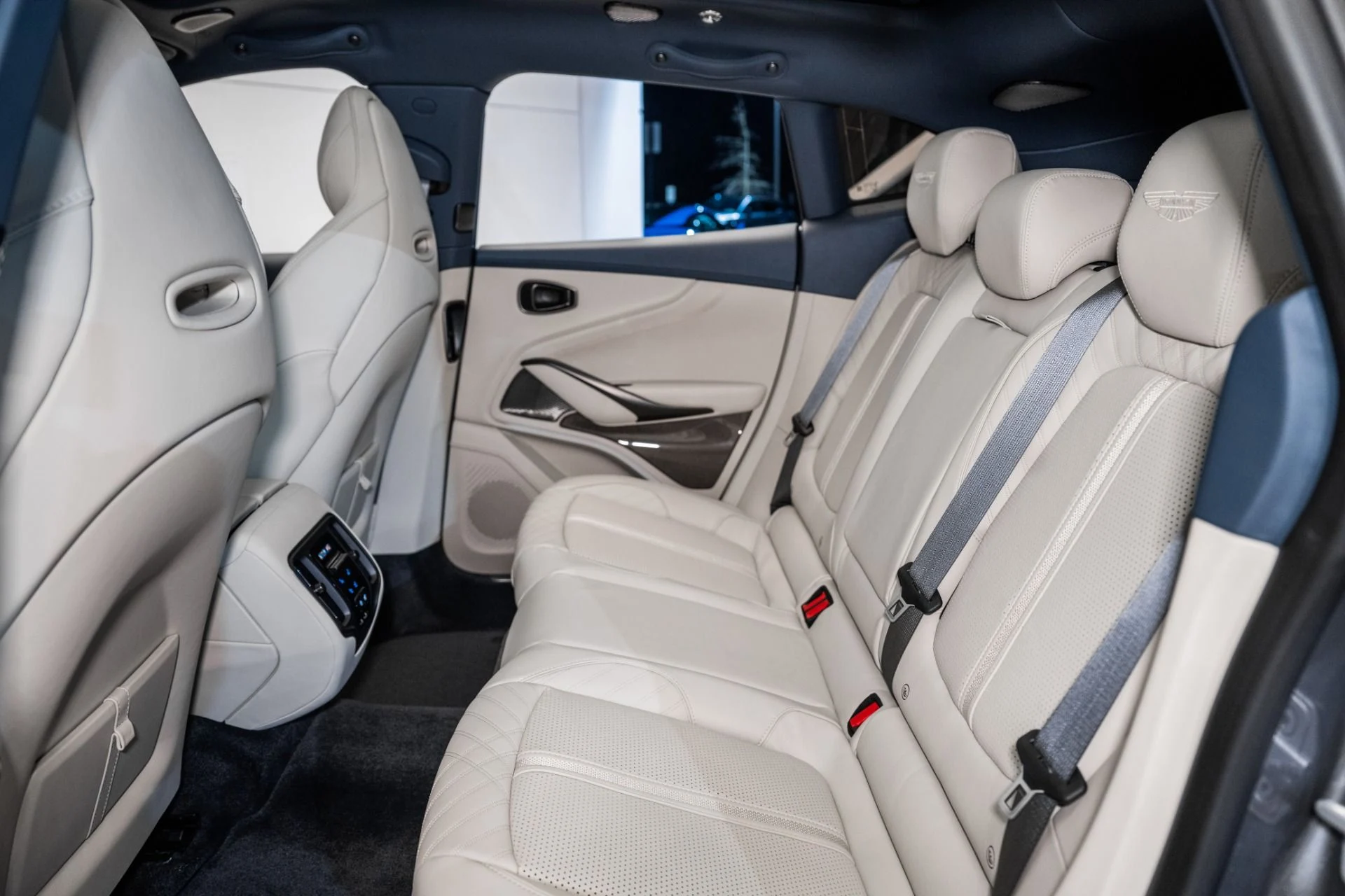 mph013_3870449401_Used_2025_Aston_Martin_DBX_707_1734711890_ec5fcd6417