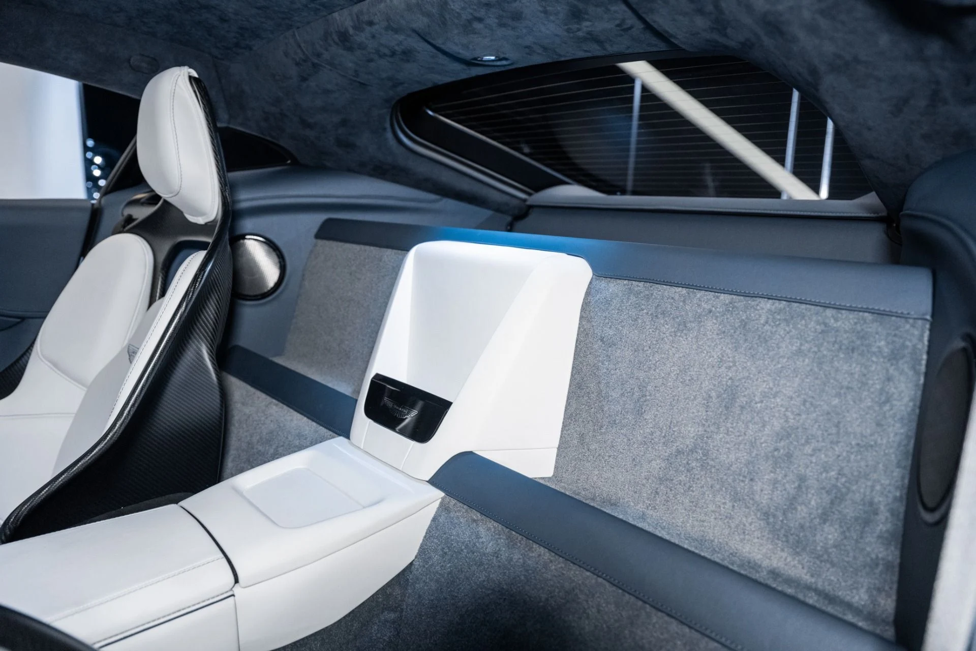 mph013_3903628426_Used_2025_Aston_Martin_Vantage_Coupe_1741617065_41447e91a4