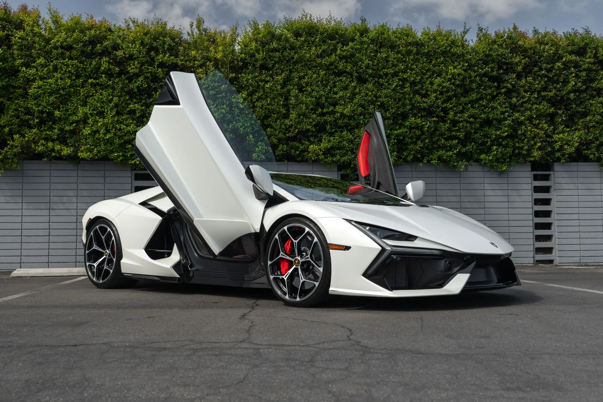 mph013_3926138199_Used_2024_Lamborghini_Revuelto_1759355869_76c8249741
