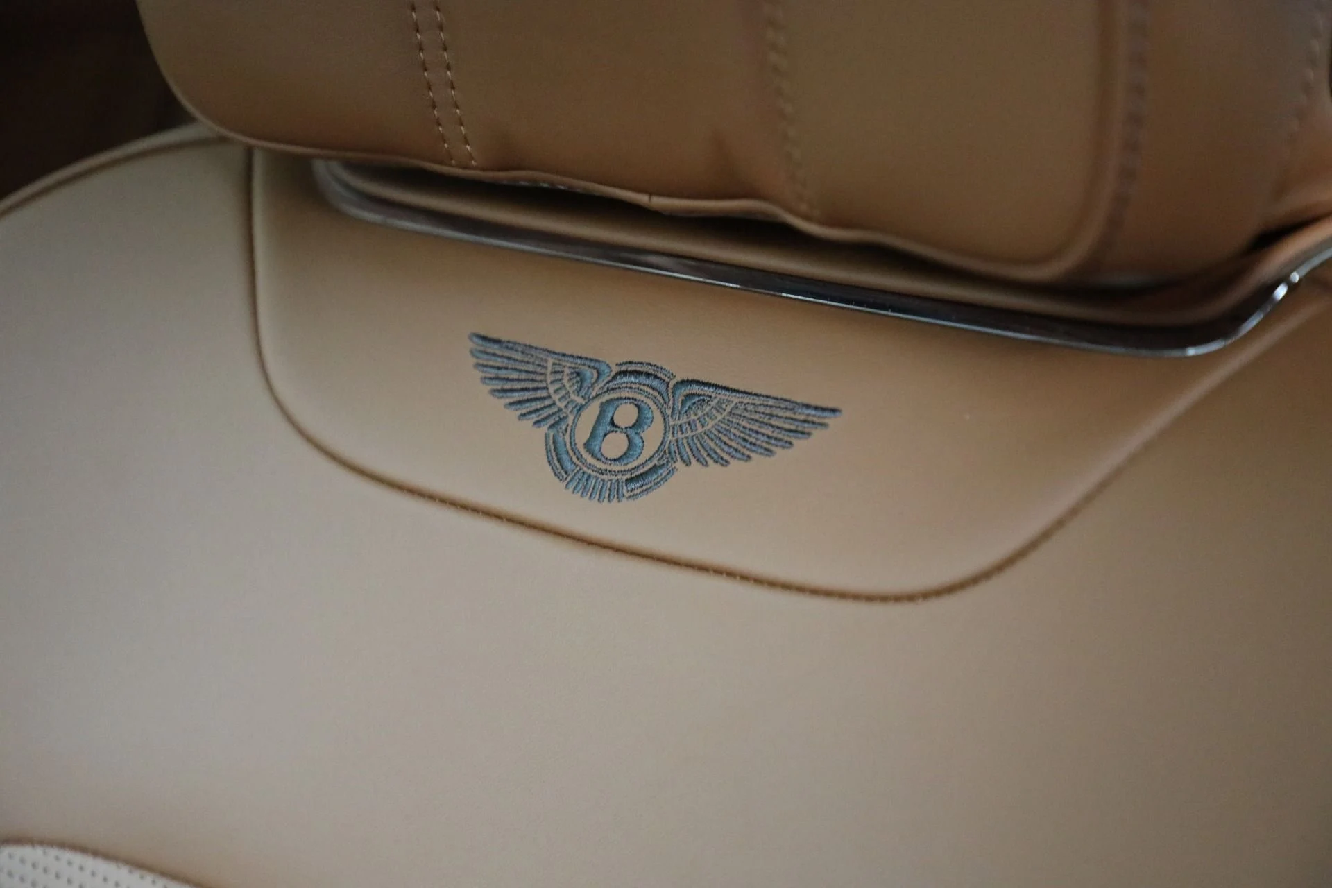 mph013_3930503289_Used_2018_Bentley_Bentayga_W12_Onyx_Edition_1763217114_63429a9ea8