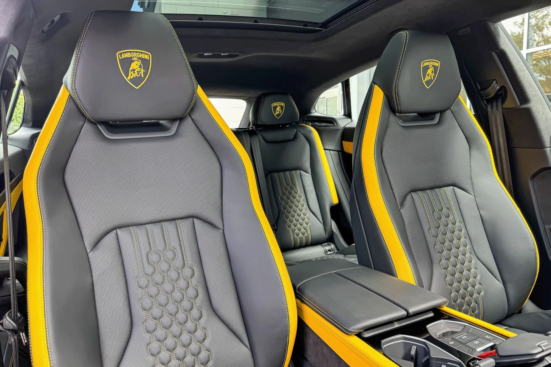 mph013_3937077125_Used_2025_Lamborghini_Urus_SE_1756898793_1d6349f32f