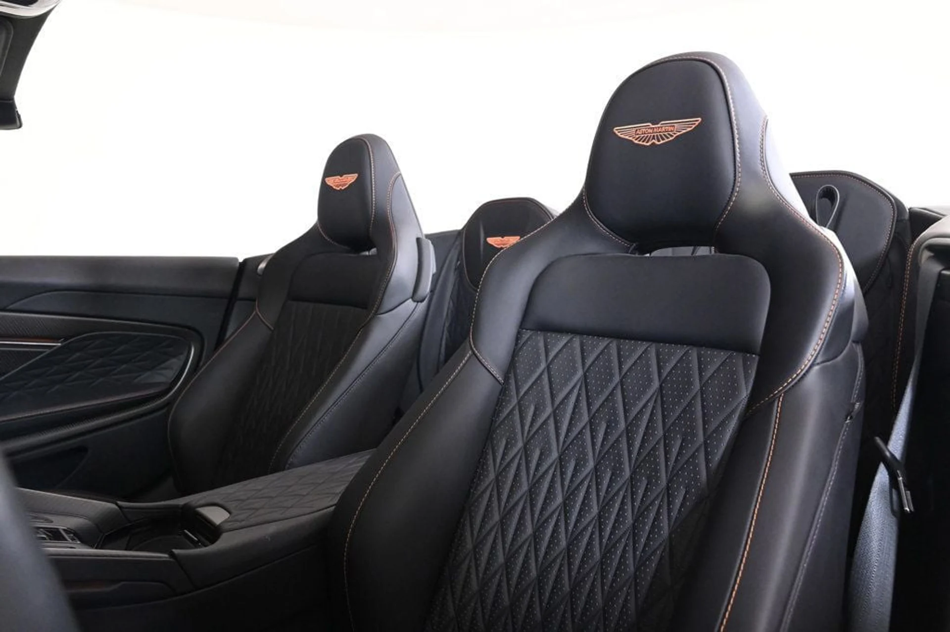 mph013_3937472966_used_2024_aston_martin_db12_volante_11350_22910068_13_1024_28dc992a80