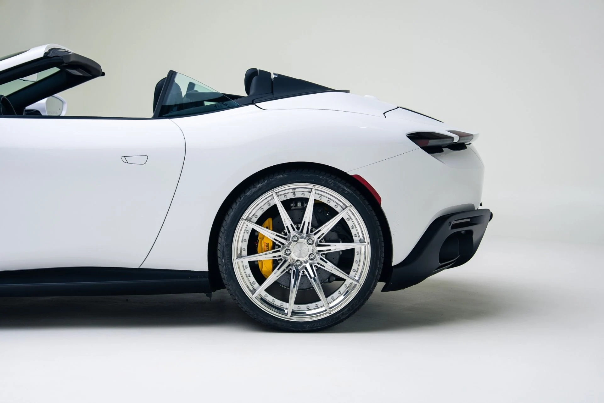 mph013_3953313997_Used_2025_Ferrari_Roma_Spider_1766089214_1a3d07f36e