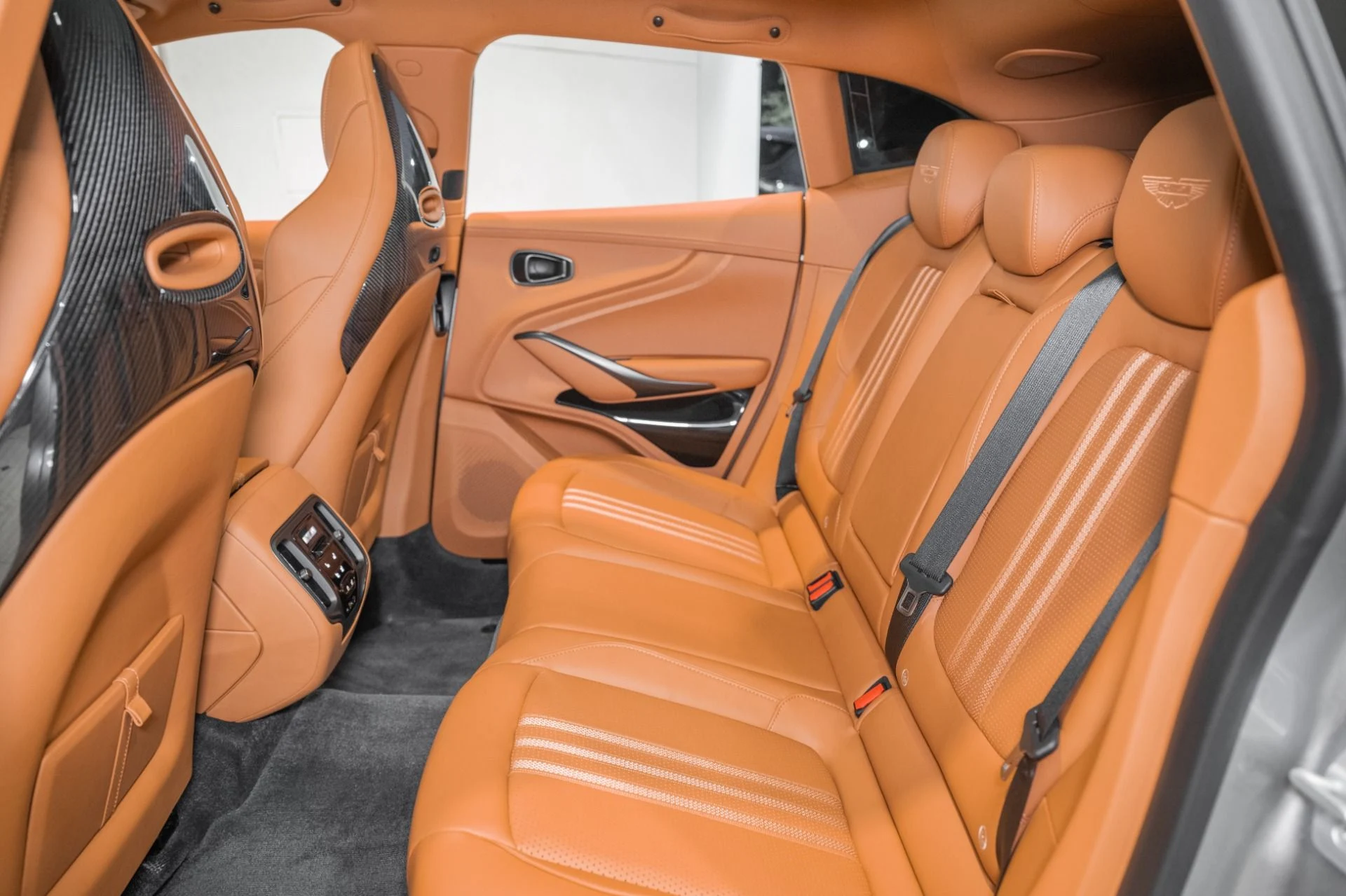 mph013_3961396635_New_2026_Aston_Martin_DBX_707_1786372165_c99d861a4f