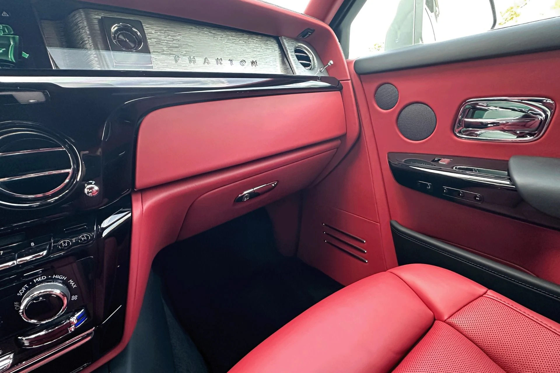 mph013_3961915544_Used_2022_Rolls_Royce_Phantom_EWB_1762892452_dcc35add29