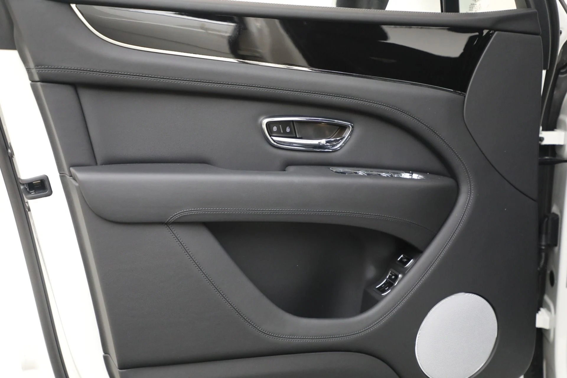 mph013_3968281223_New_2025_Bentley_Bentayga_V8_88271731a8