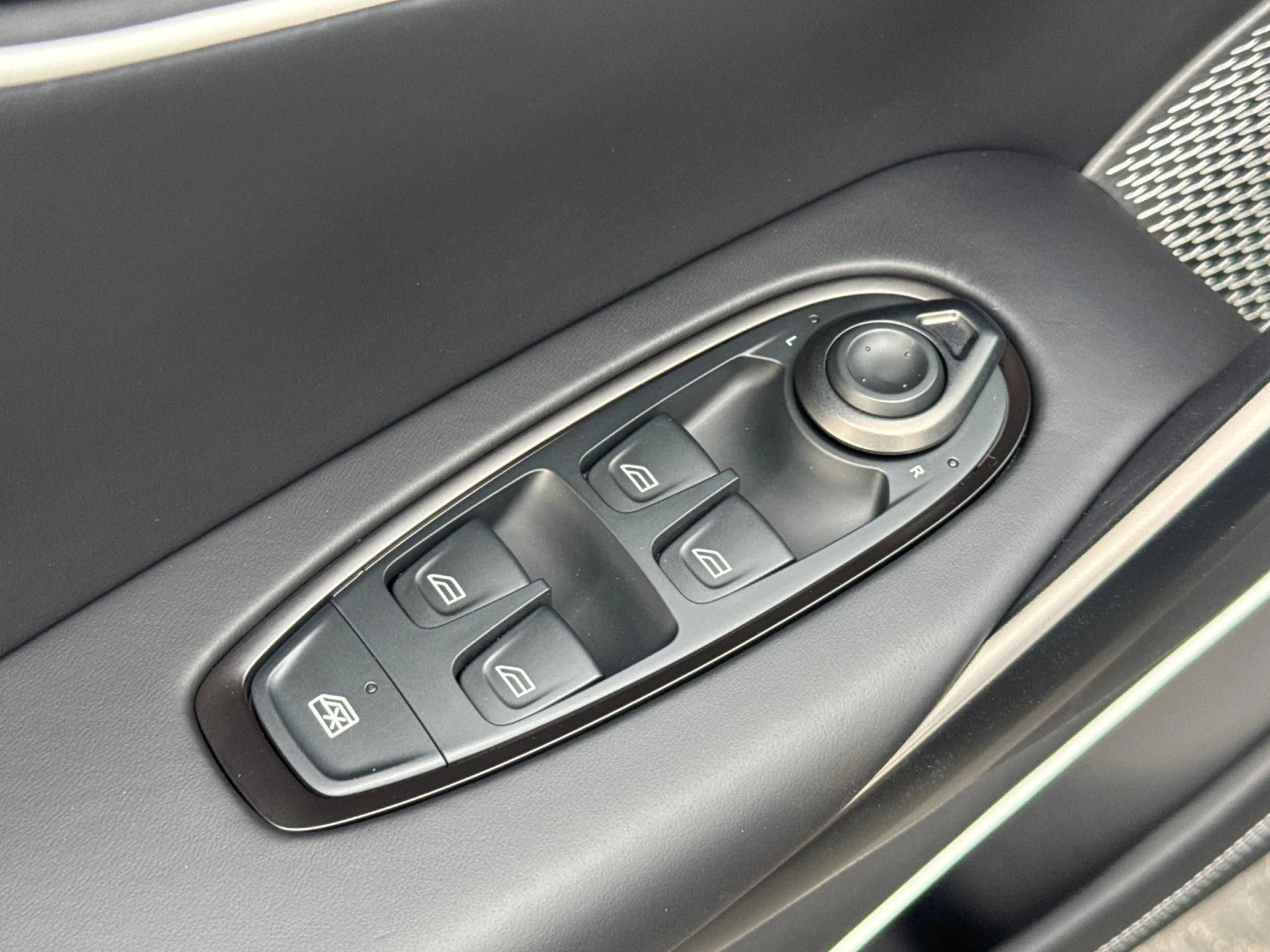 mph013_3973457983_New_2026_Aston_Martin_DBX_S_1793357267_3eb03d311d