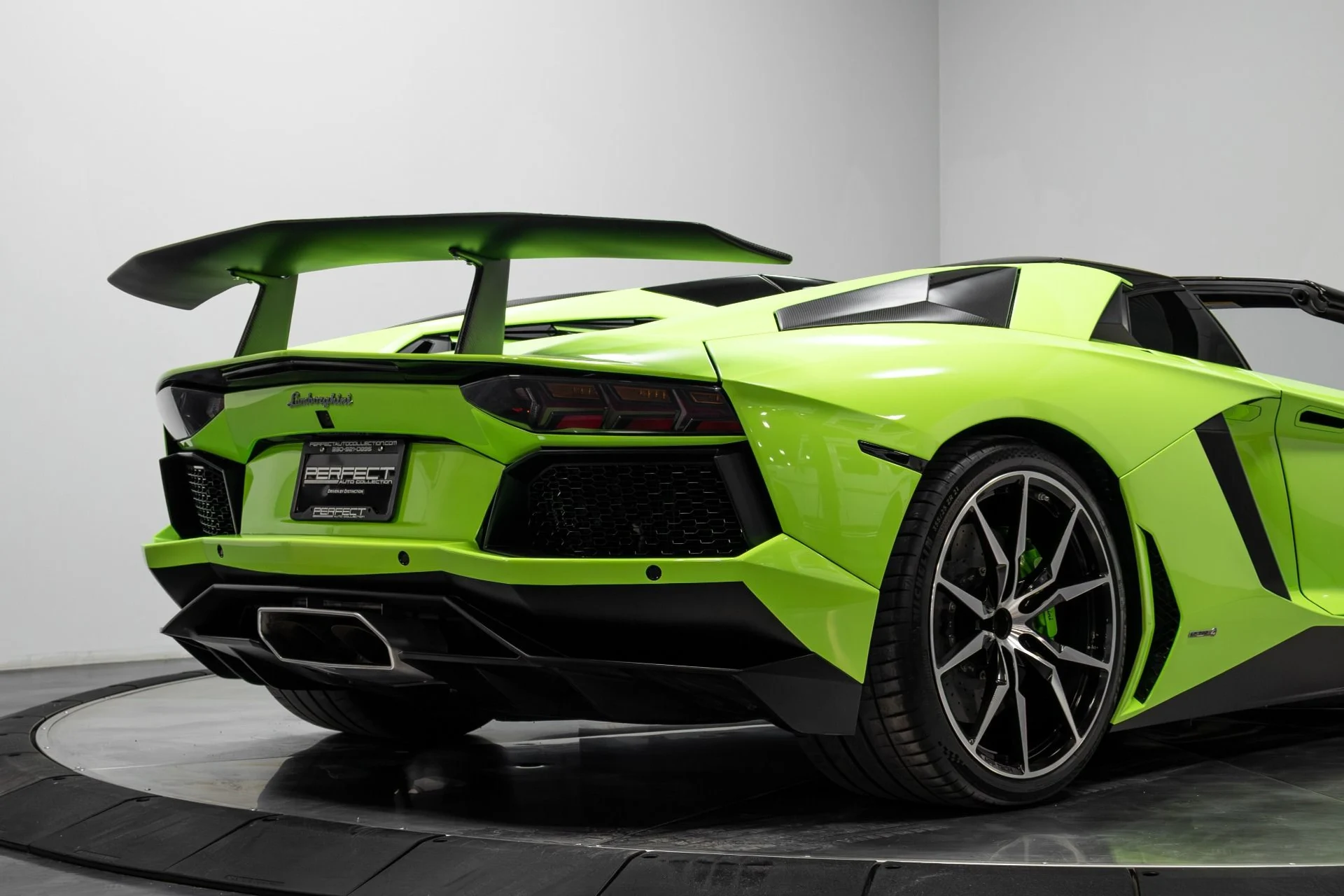 mph013_399405037_Used_2015_Lamborghini_Aventador_1764723845_4d0d4ff210