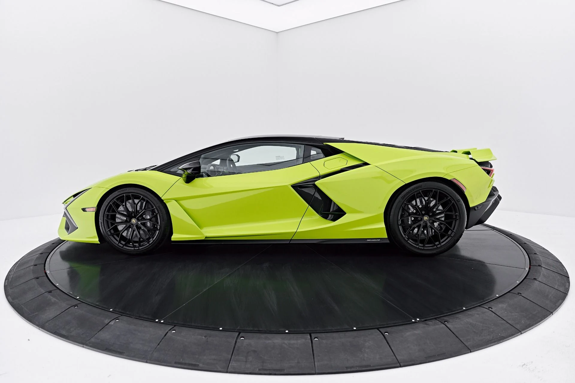 mph013_4008609424_Used_2026_Lamborghini_Revuelto_Base_1788485592_f57a1b1e26