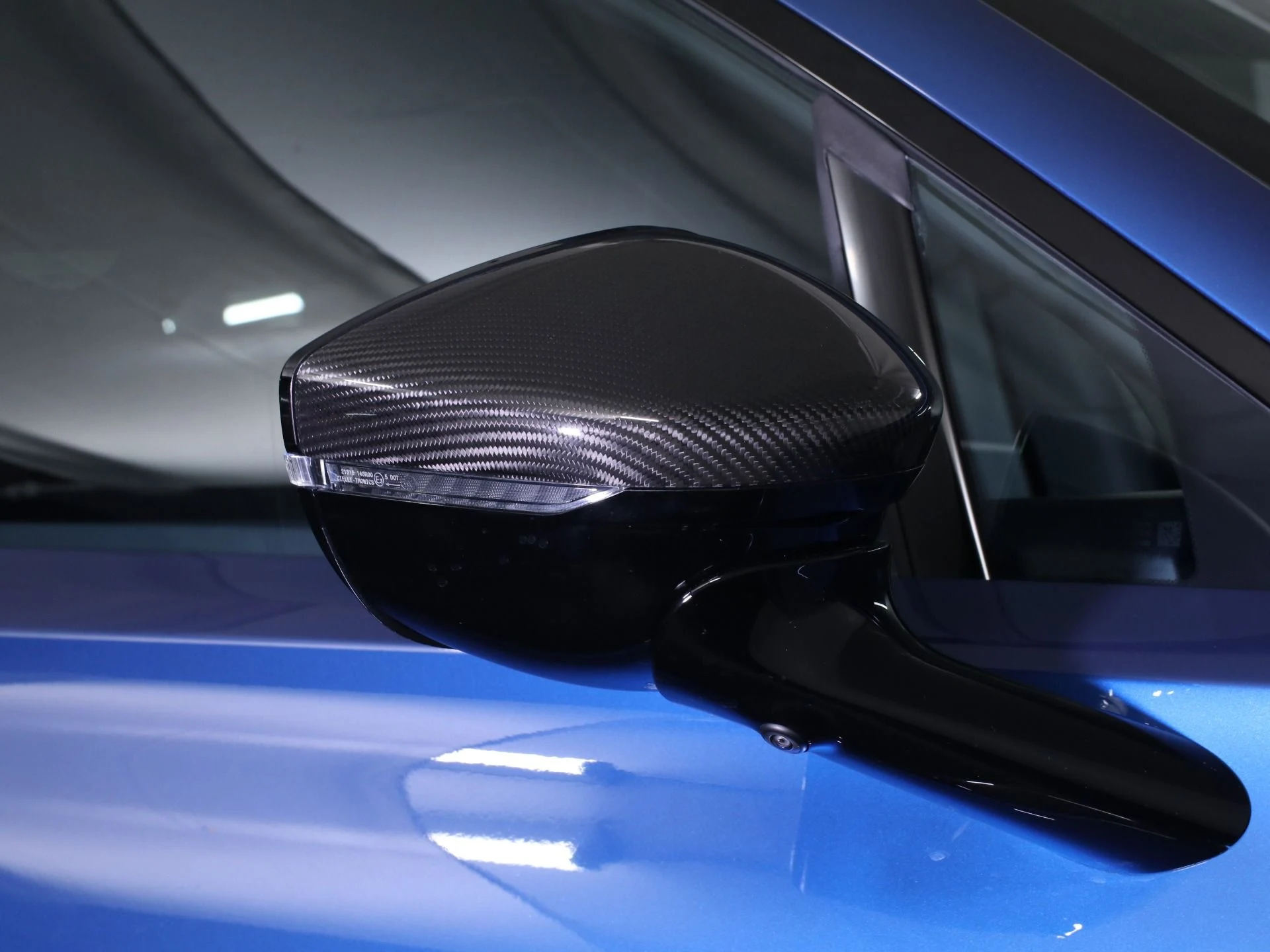 mph013_4032345094_Used_2025_Aston_Martin_DBX_707_1758482784_785805766a