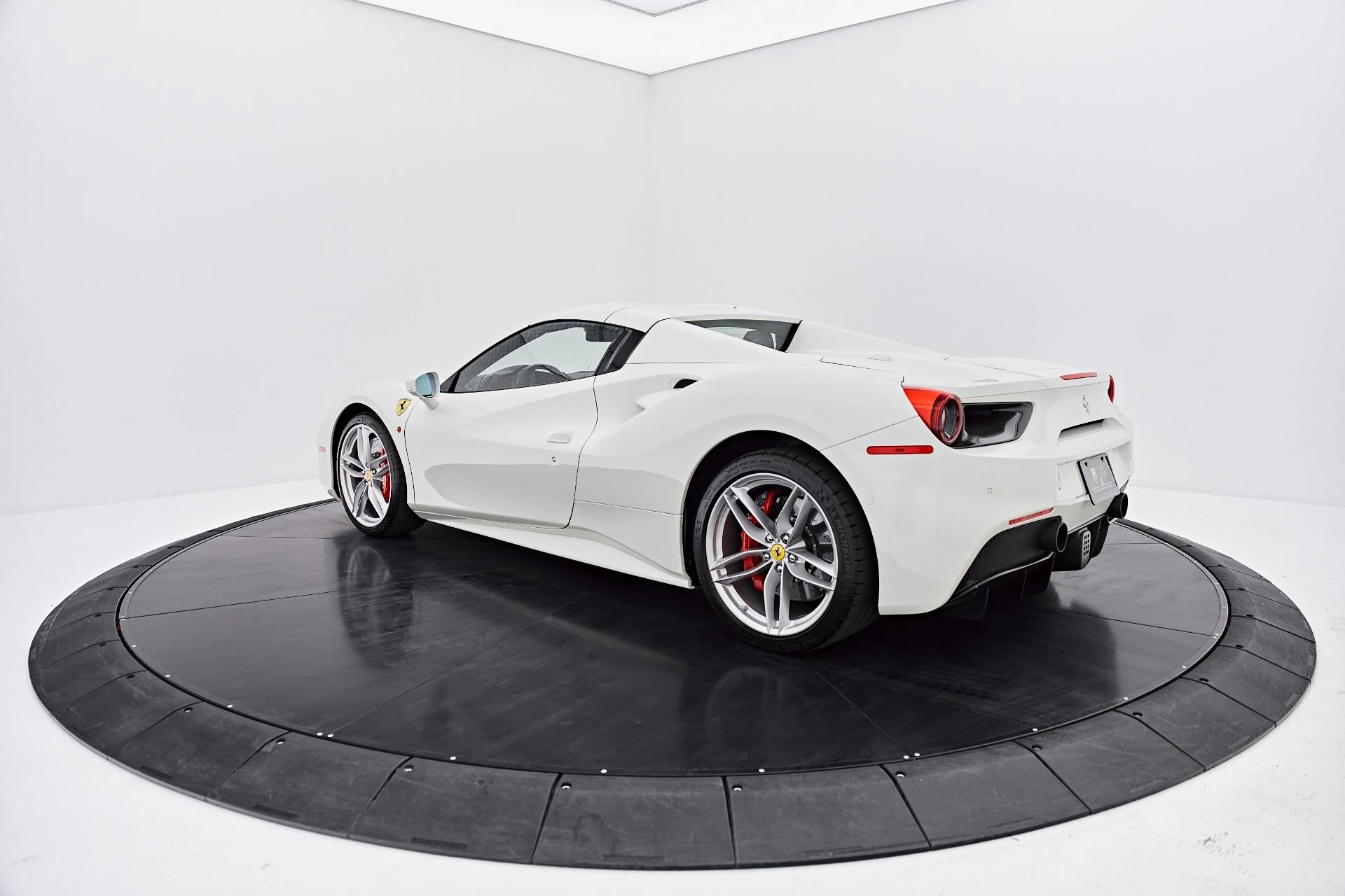 mph013_4038622133_Used_2018_Ferrari_488_Spider_Base_1787888152_34e90d70e0
