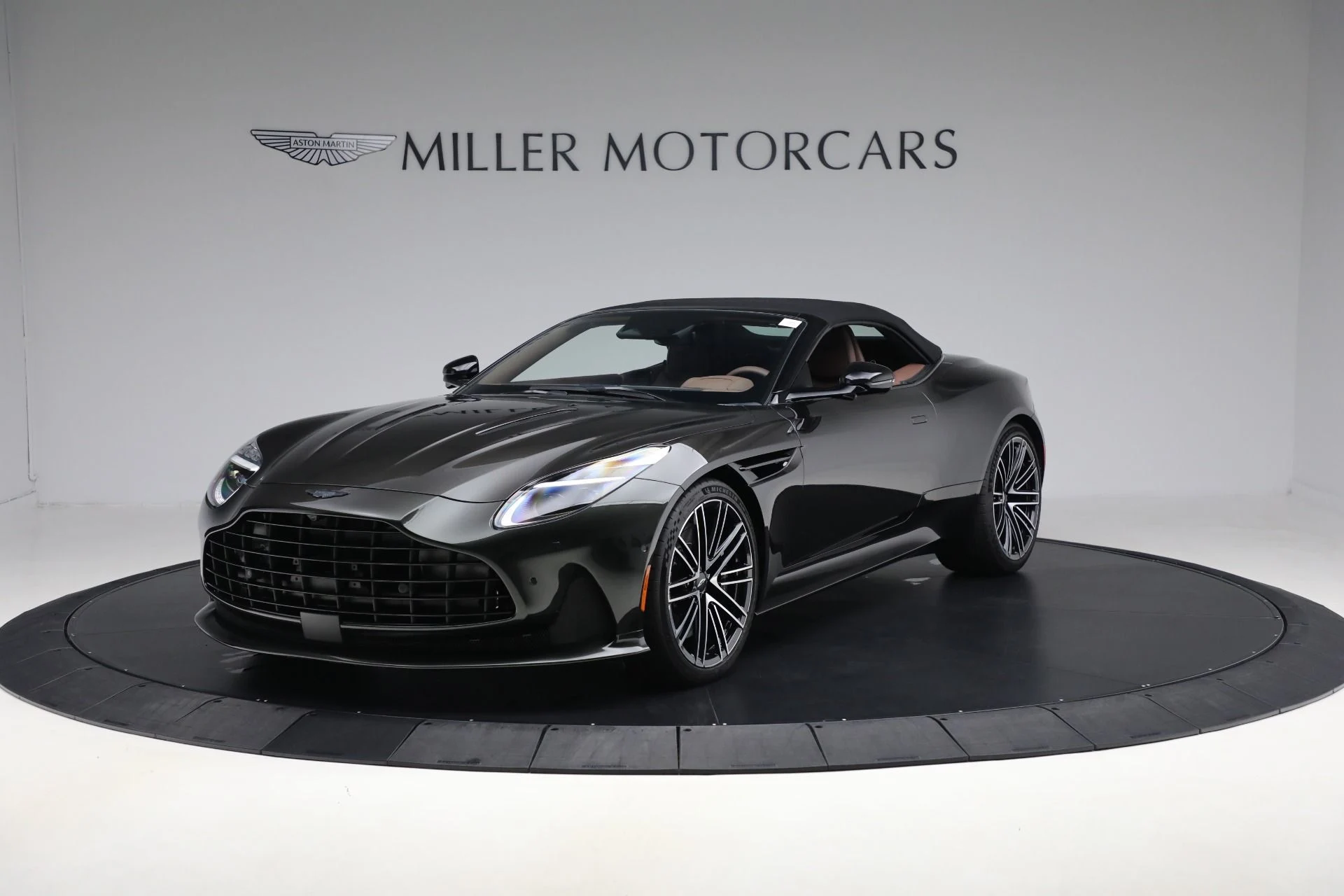 mph013_4040046836_Used_2024_Aston_Martin_DB_12_Volante_4e703a659c
