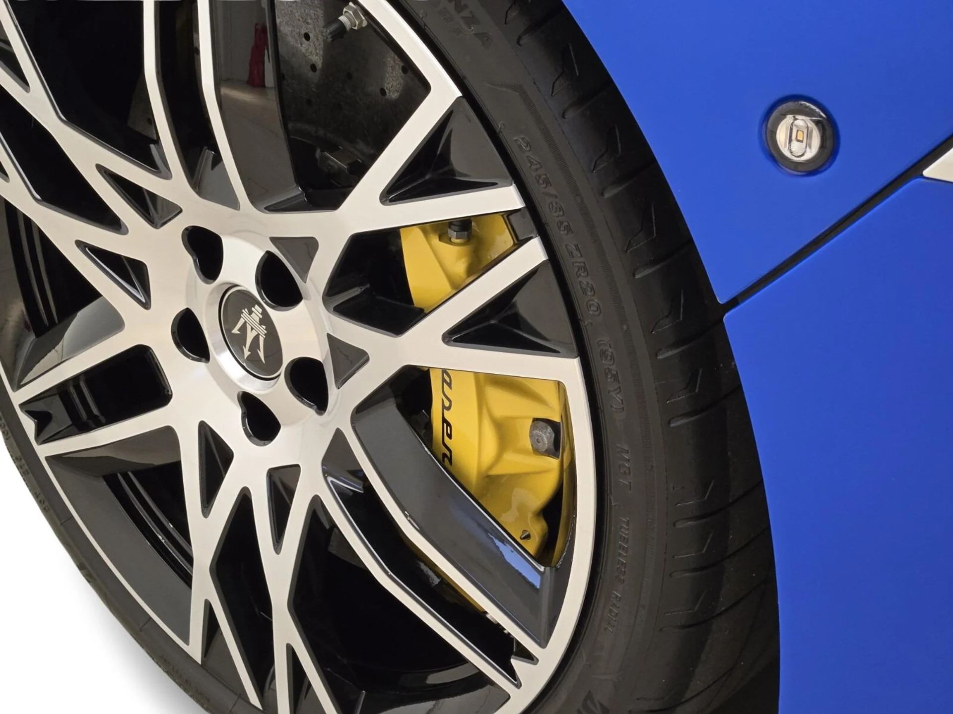 mph013_4042174746_Used_2023_Maserati_MC_20_1765004035_1bec6d6a93