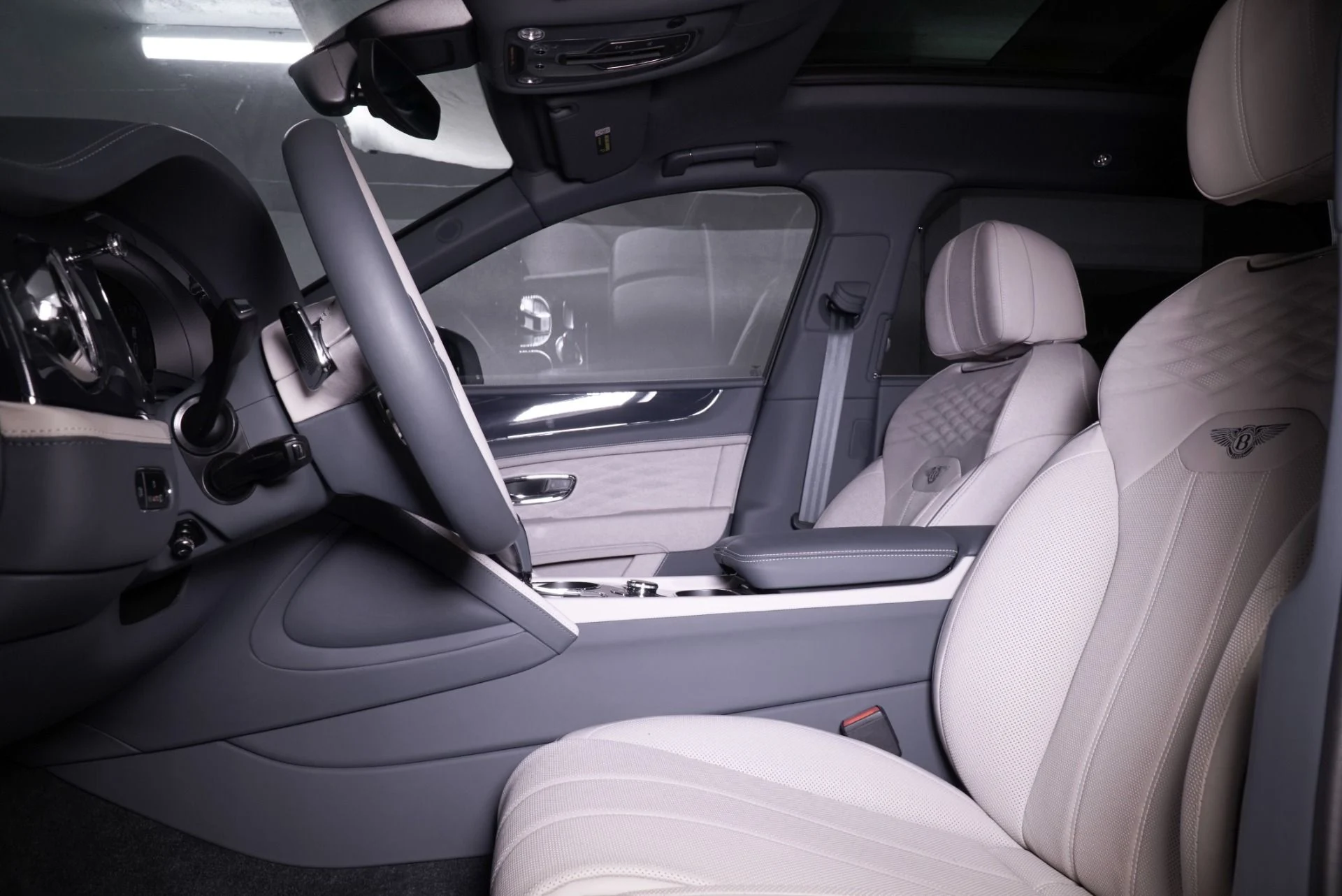 mph013_4051760817_Used_2025_Bentley_Bentayga_EWB_Azure_1762288450_76308668e7