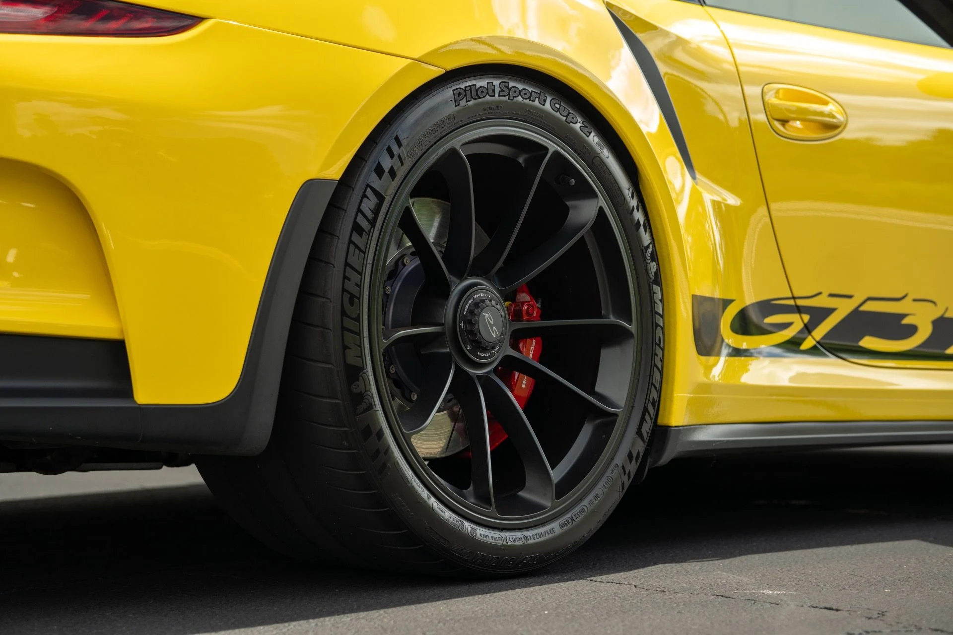 mph013_4062982828_Used_2016_Porsche_911_GT_3_RS_1759258401_2e3d51722b
