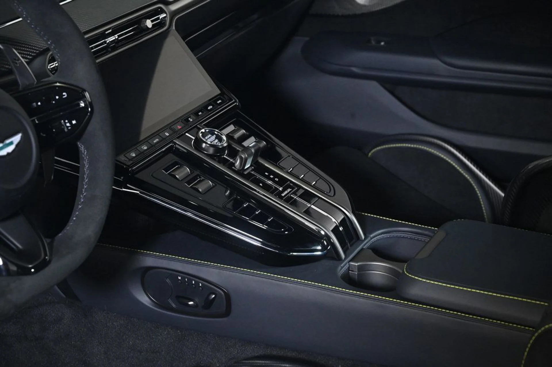 mph013_4064067377_new_2026_aston_martin_vantage_scoupe_11350_22957420_13_1024_6930aad283