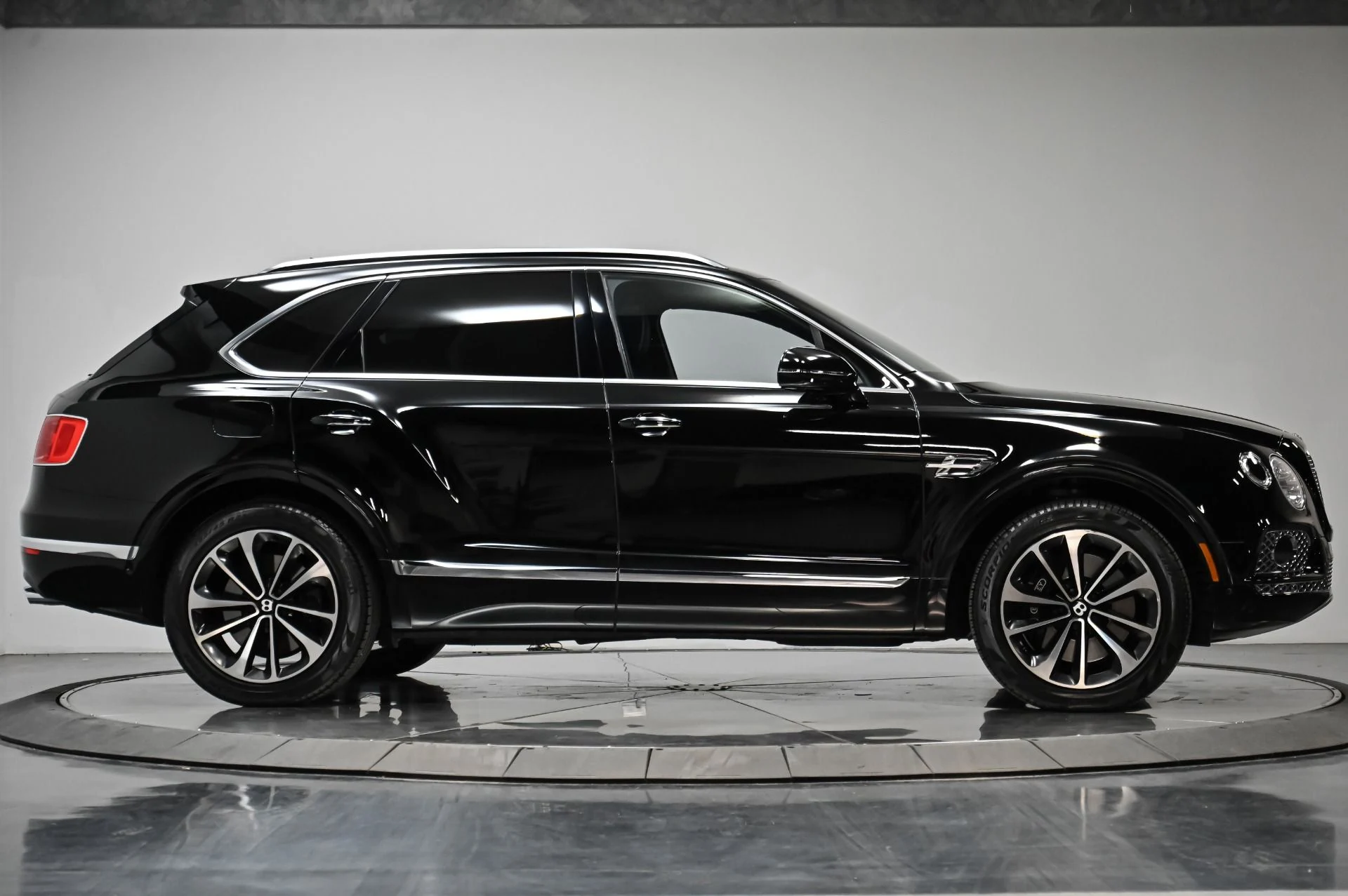 mph013_4066138020_Used_2018_Bentley_Bentayga_W12_1756239179_d178ce1164