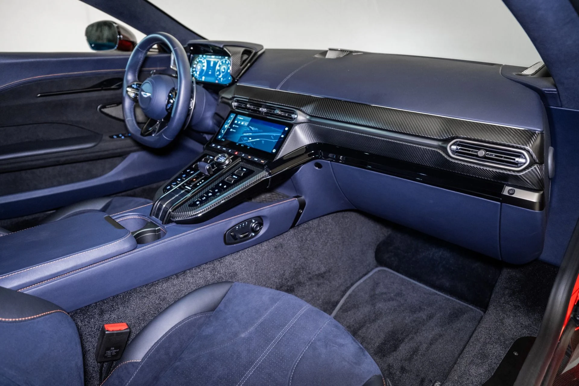 mph013_4072429972_Used_2025_Aston_Martin_Vantage_1754335114_f3685484da