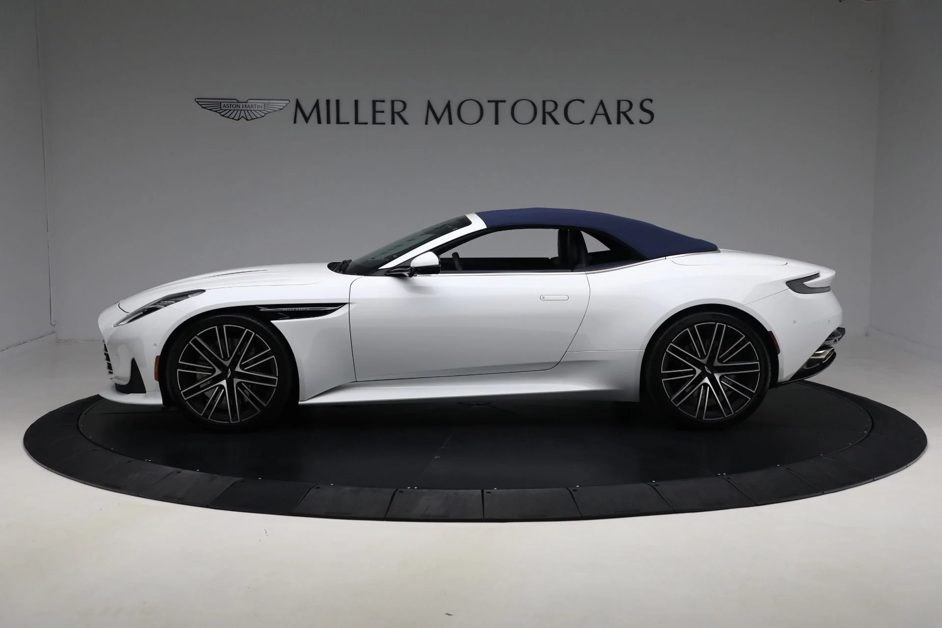 mph013_4106792142_Used_2024_Aston_Martin_DB_12_Volante_ddd5c9f83e