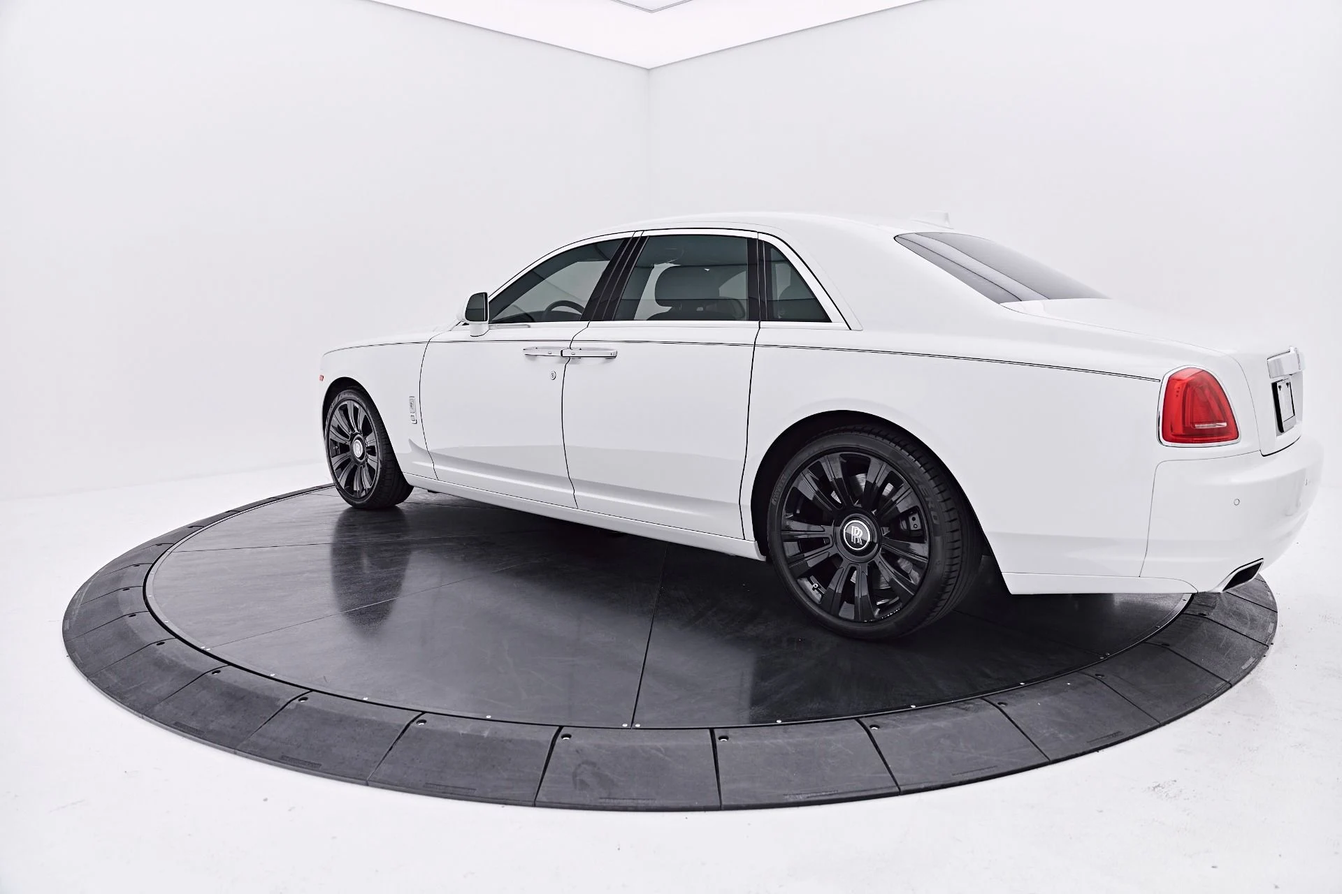 mph013_4119675272_Used_2018_Rolls_Royce_Ghost_Base_1787073504_3e5e946f24