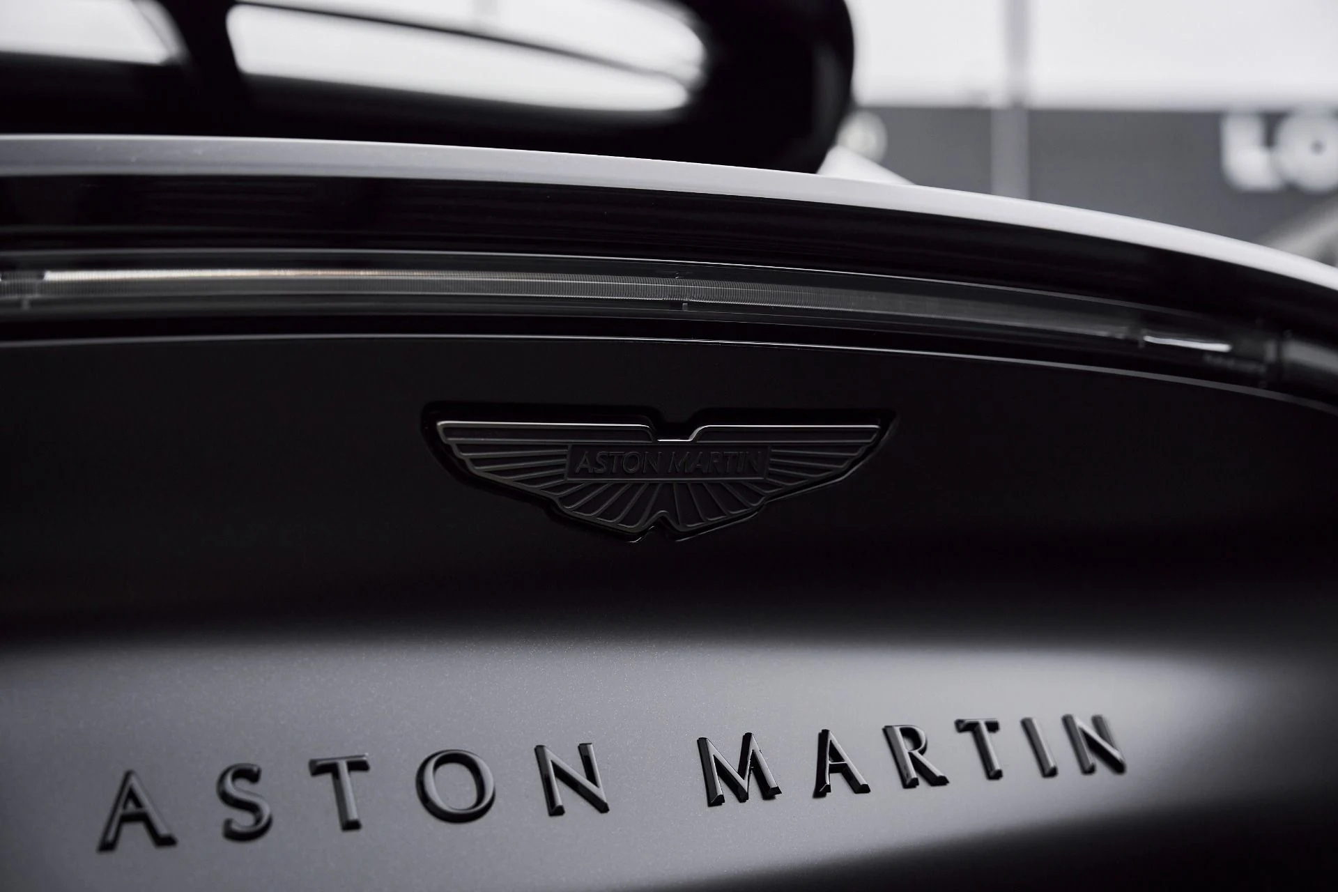 mph013_4128880100_Used_2025_Aston_Martin_DBX_707_1766785289_82d683be6c