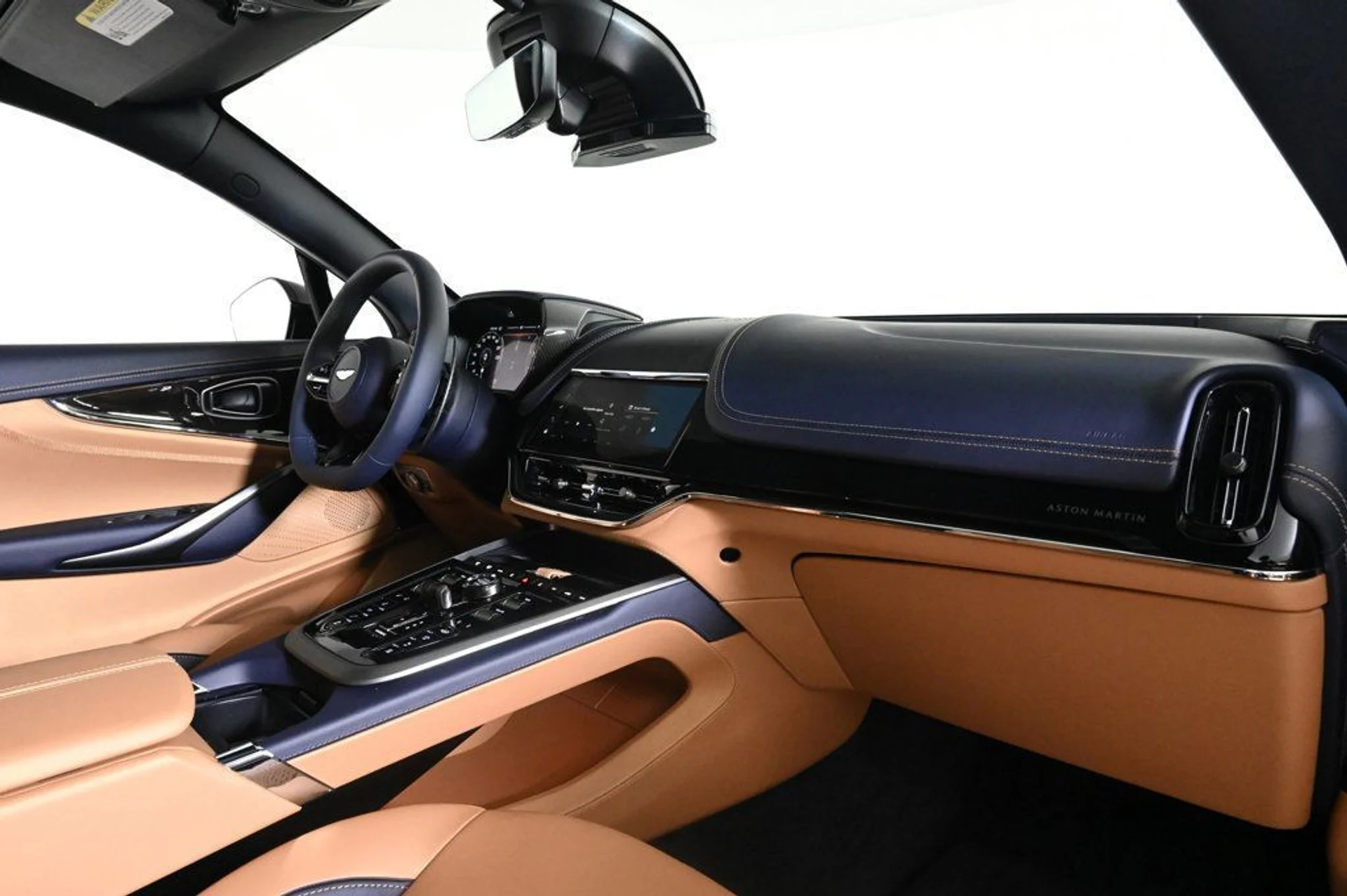 mph013_4142379575_new_2026_aston_martin_dbx_707awd_11350_22964194_14_1024_440706a392