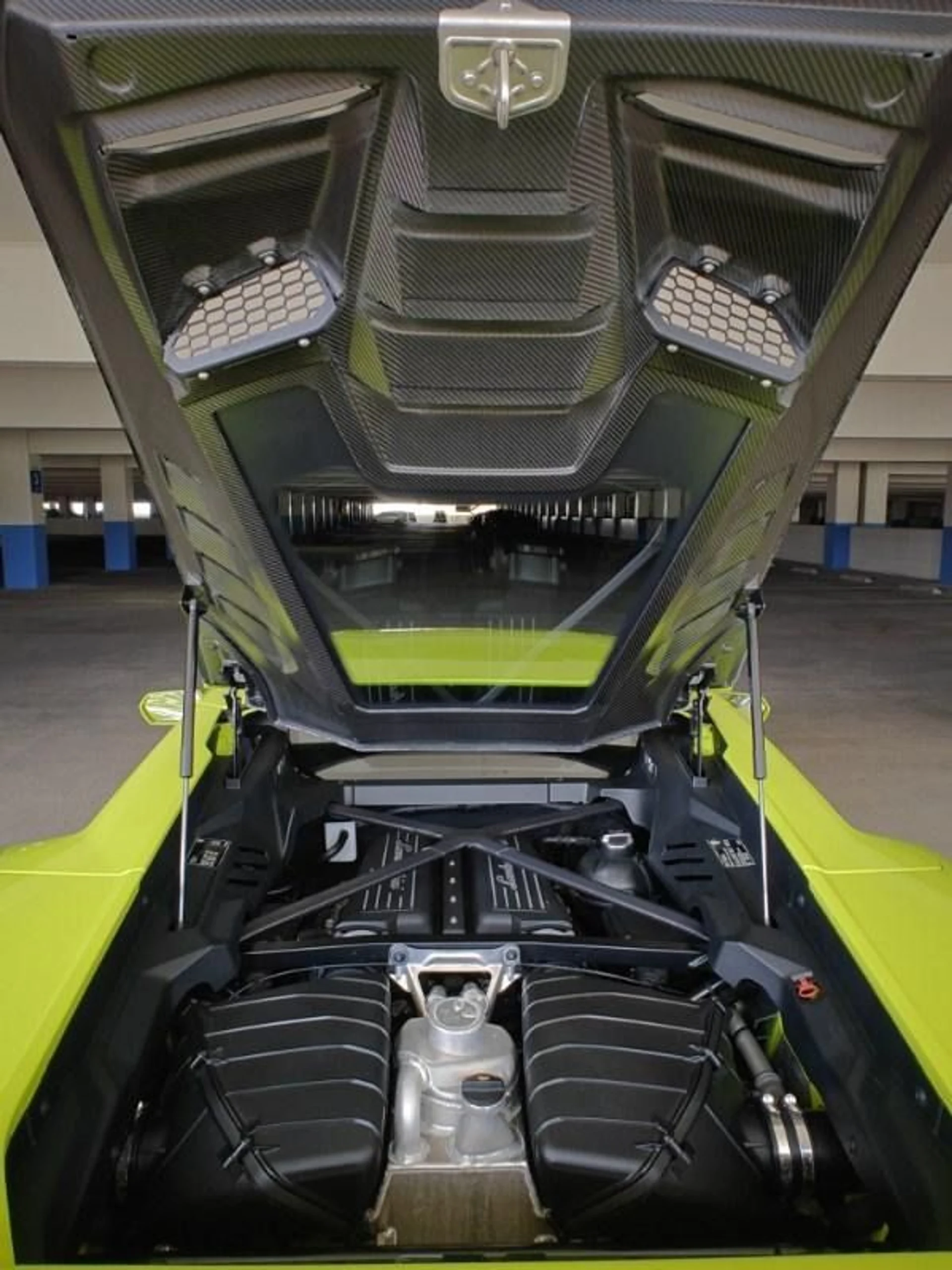 mph013_414567219_Used_2023_Lamborghini_Huracan_Tecnica_Tecnica_1749153932_946ed3c119