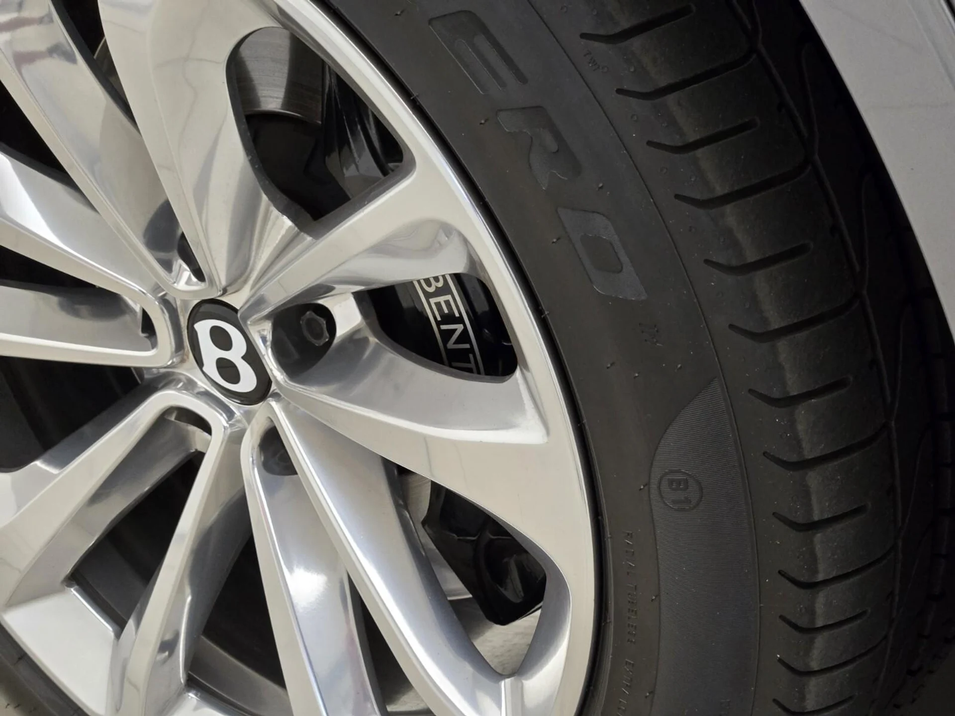 mph013_4149323163_Used_2018_Bentley_Bentayga_W12_1776837868_1f924fad13