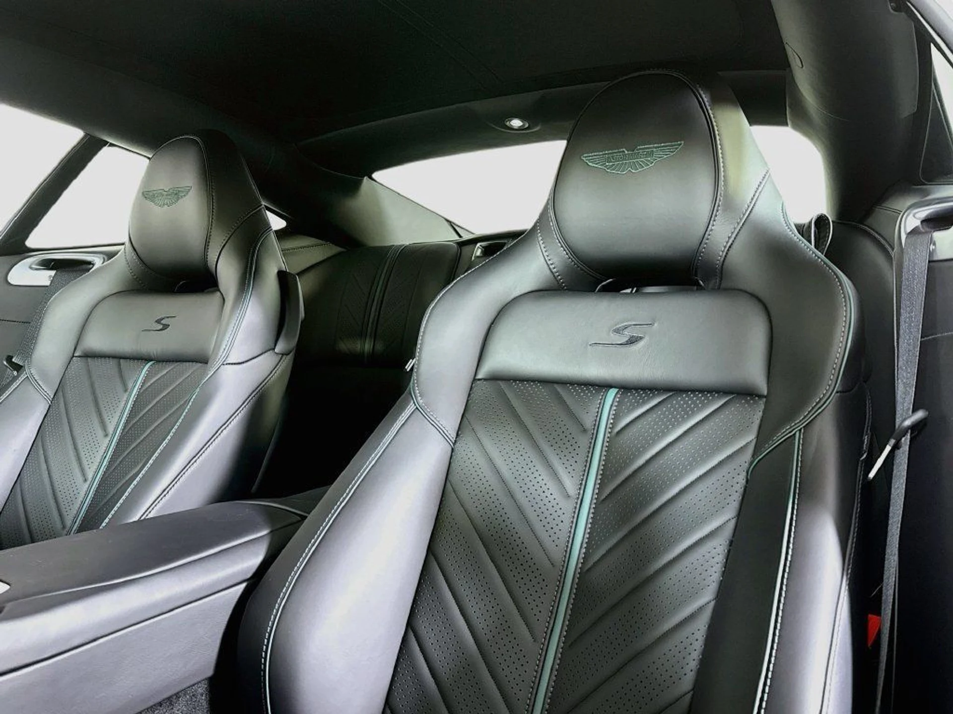 mph013_4156689405_new_2026_aston_martin_db12_scoupe_11350_23086694_15_1024_ee0d574f62