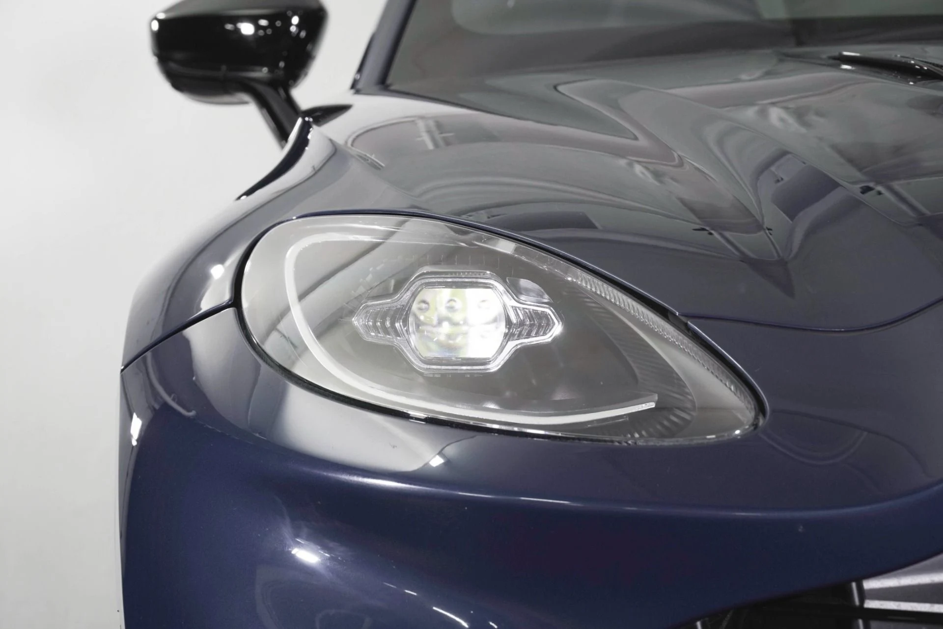 mph013_4156754137_Used_2022_Aston_Martin_DBX_1781165233_84f841bb73