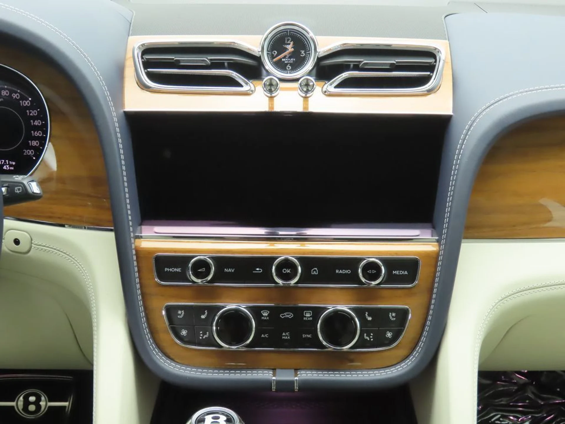 mph013_4157081600_new_2025_bentley_bentayga_v8awd_8119_22909990_14_1024_308d22ba5f