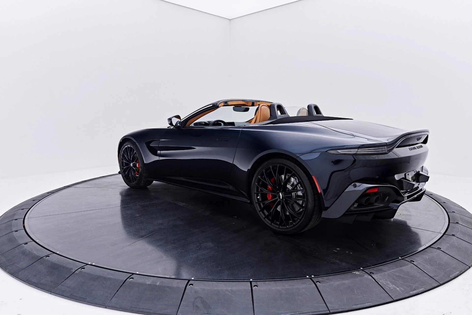 mph013_4181729641_Used_2022_Aston_Martin_Vantage_Base_1786226035_897fbc8a10
