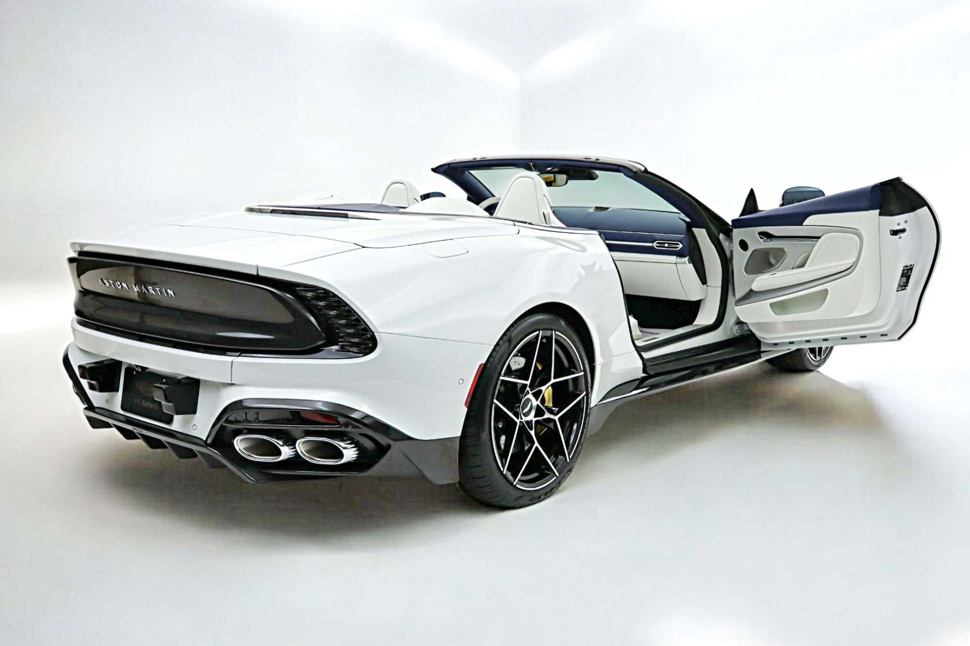 mph013_419430664_New_2026_Aston_Martin_Vanquish_Volante_968832b15d