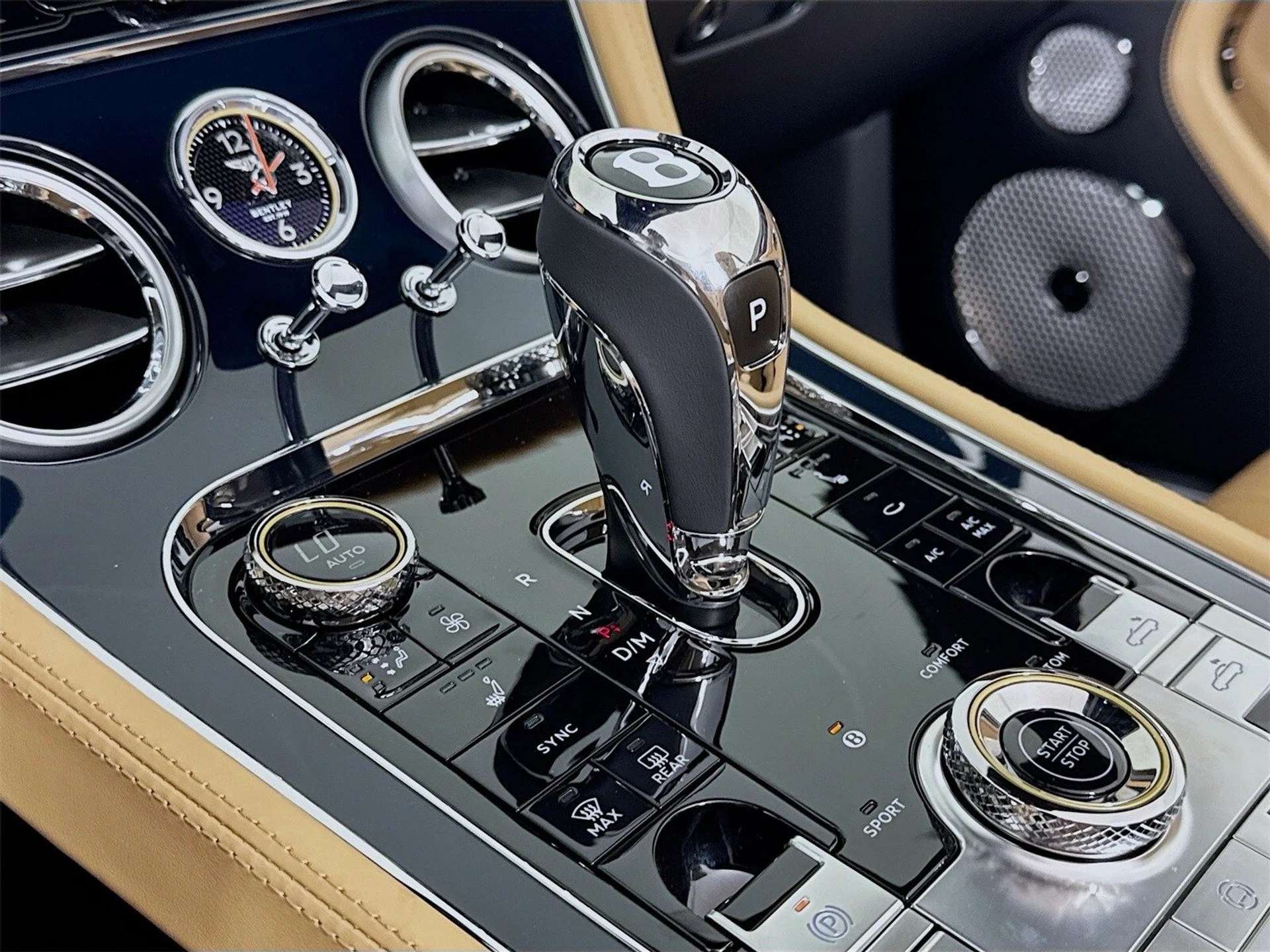 mph013_4221788208_b322d835c744c2bd532eaf3c6d31407cx_704cf0d033