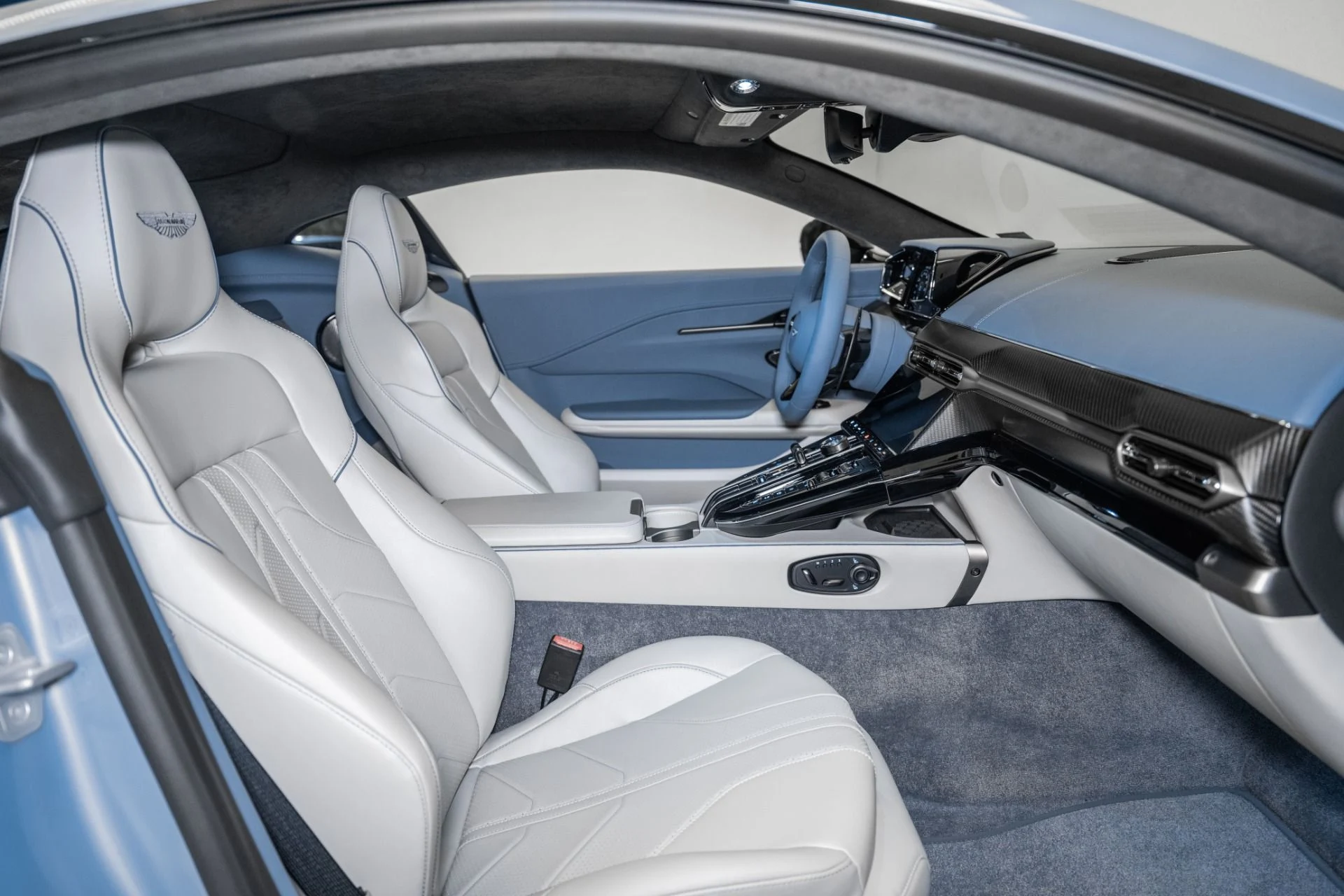 mph013_4221943780_New_2026_ASTON_MARTIN_VANTAGE_1759240597_a56999156e