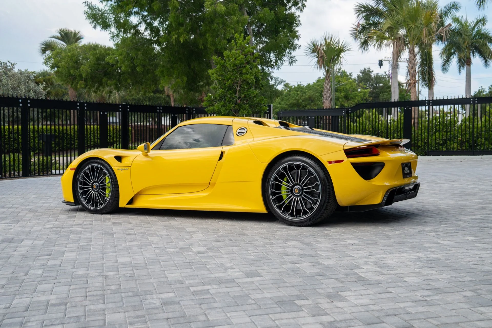 mph013_4244266572_Used_2015_Porsche_918_Spyder_1782406234_b48be2e985