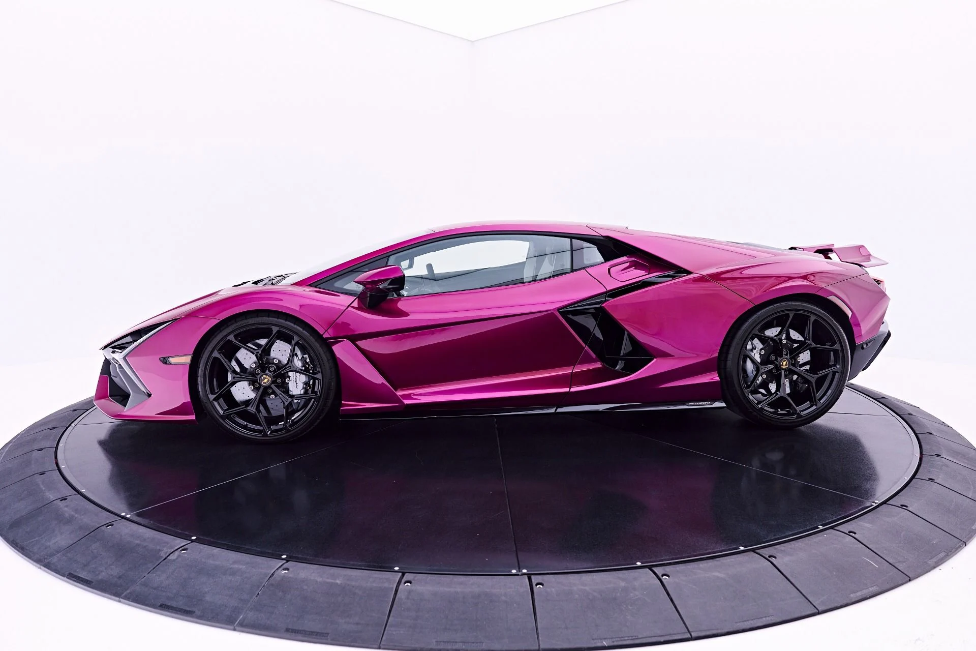 mph013_4245354489_Used_2025_Lamborghini_Revuelto_Base_1782964983_a2163ffcc3