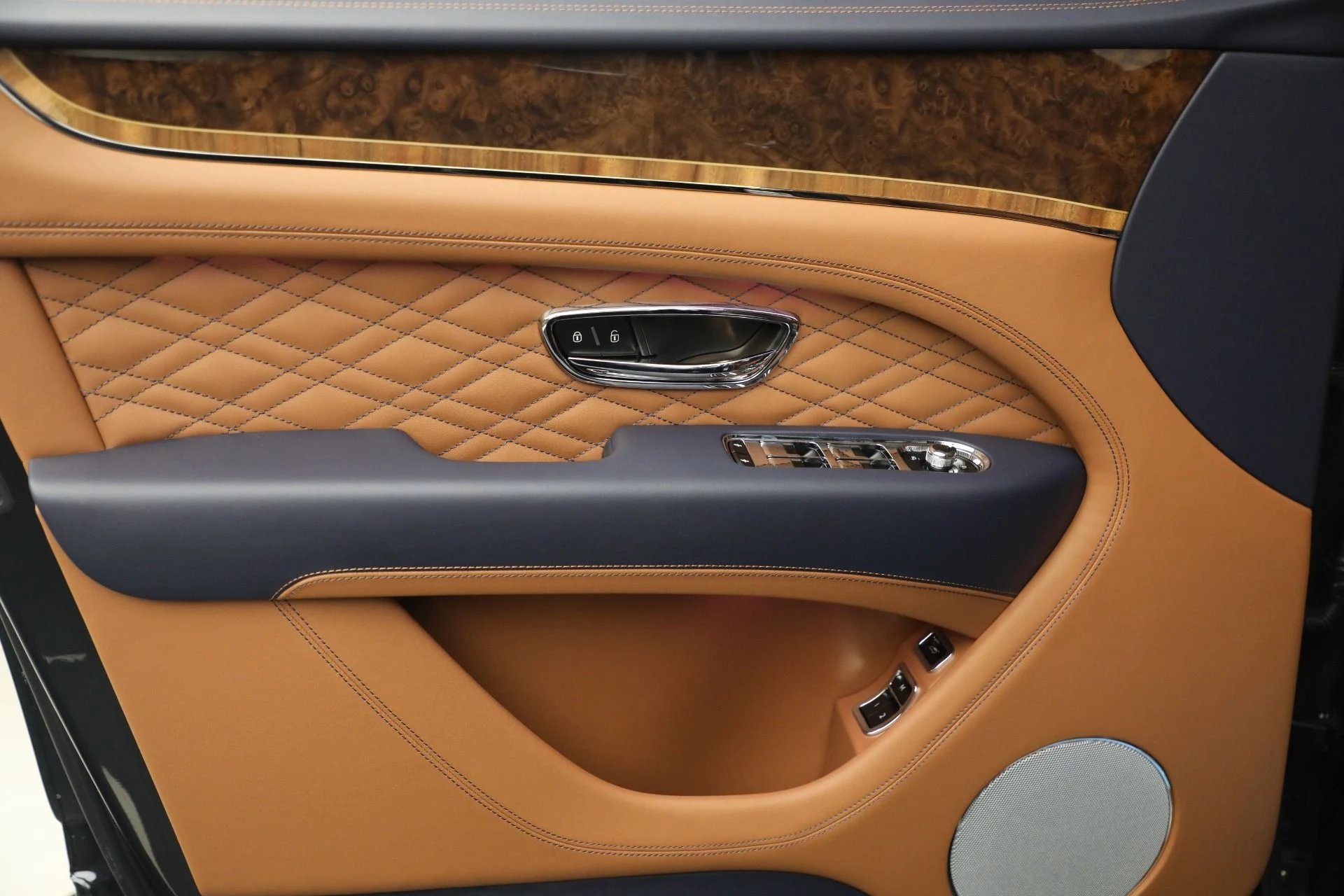 mph013_4253684298_New_2026_Bentley_Bentayga_Azure_V8_1781035645_1bd8629e86