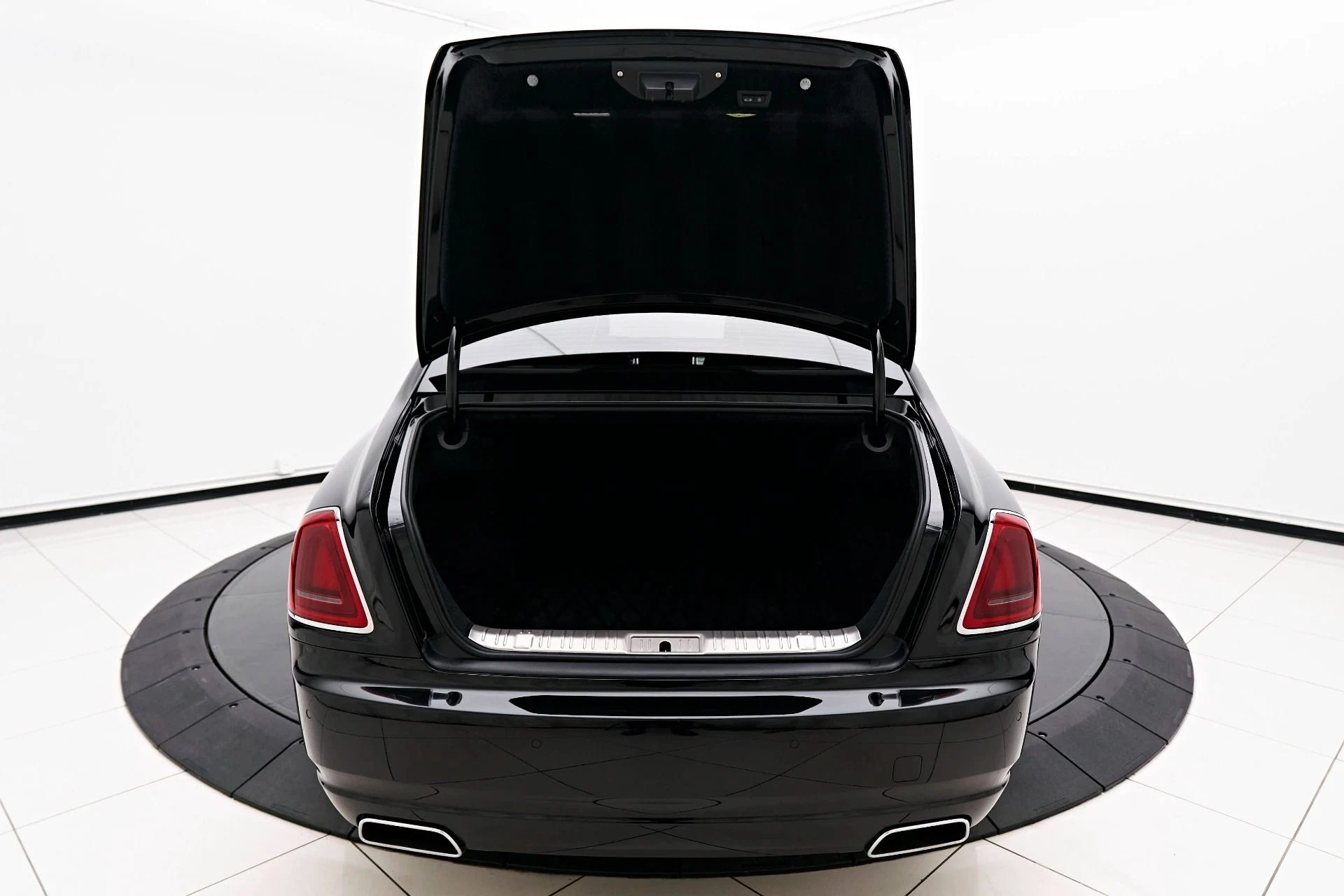 mph013_4261184563_Used_2019_Rolls_Royce_Ghost_Base_1713298107_4859a41621