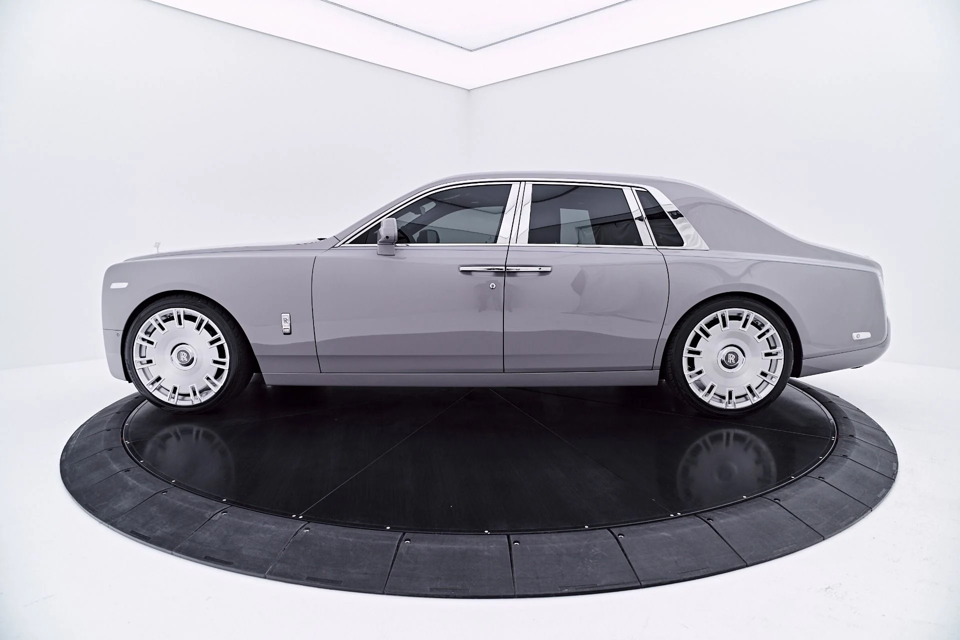mph013_4281640473_Used_2024_Rolls_Royce_Phantom_Base_1782762844_0561730047