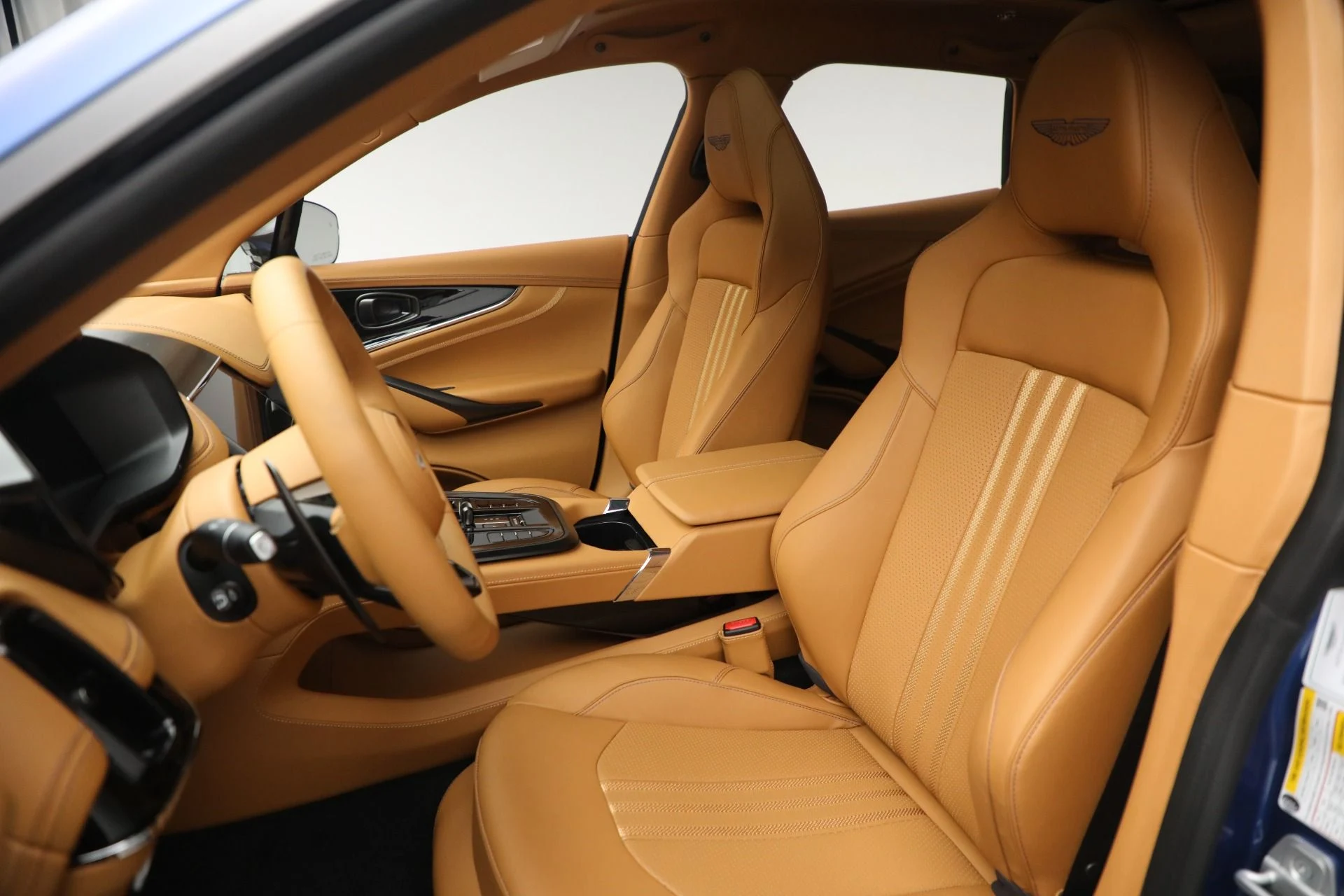 mph013_43496749_New_2025_Aston_Martin_DBX_707_a079e76395