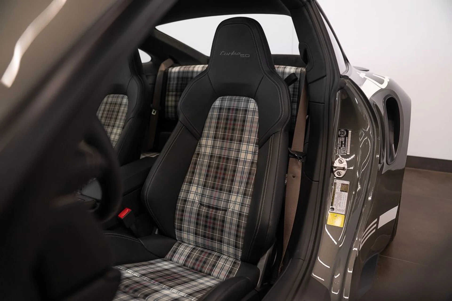 mph013_449110236_porsche_911_2025_jpg_v_1774622497_5ace0f6a90