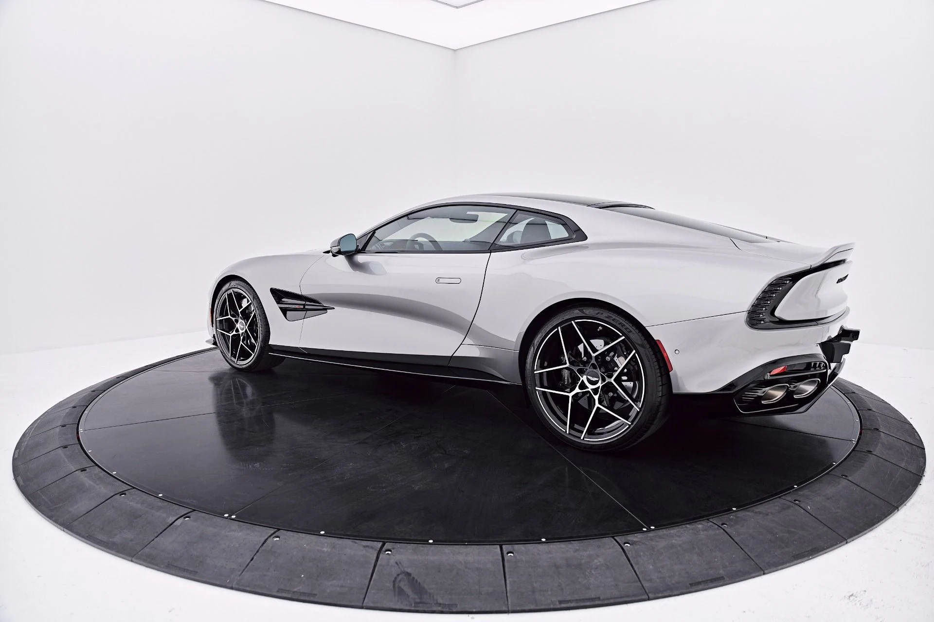 mph013_459102783_Used_2025_Aston_Martin_Vanquish_V12_1786045790_f4122291fc