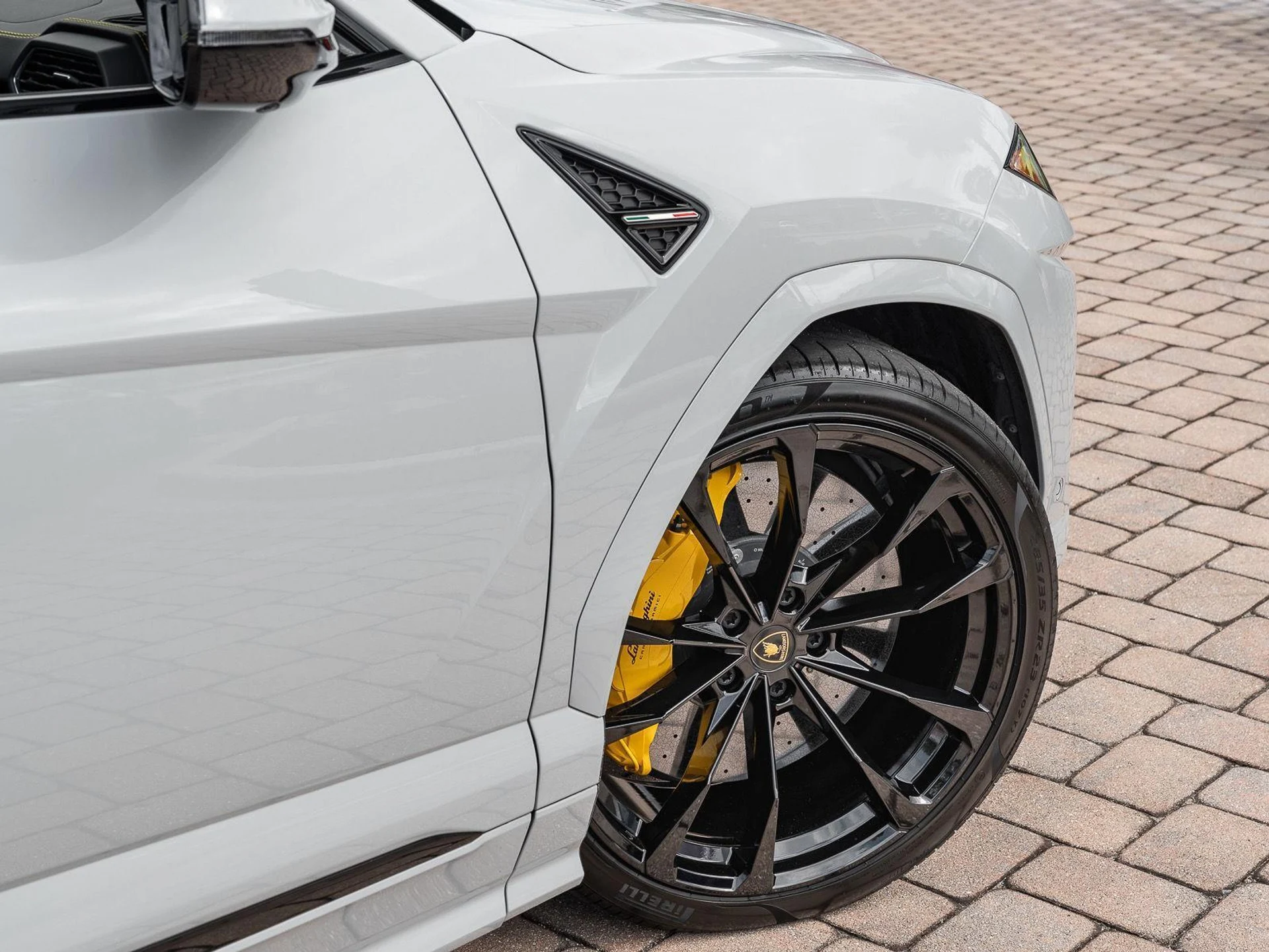 mph013_461010676_Used_2022_Lamborghini_Urus_AWD_1777086164_7a26a3ccfc