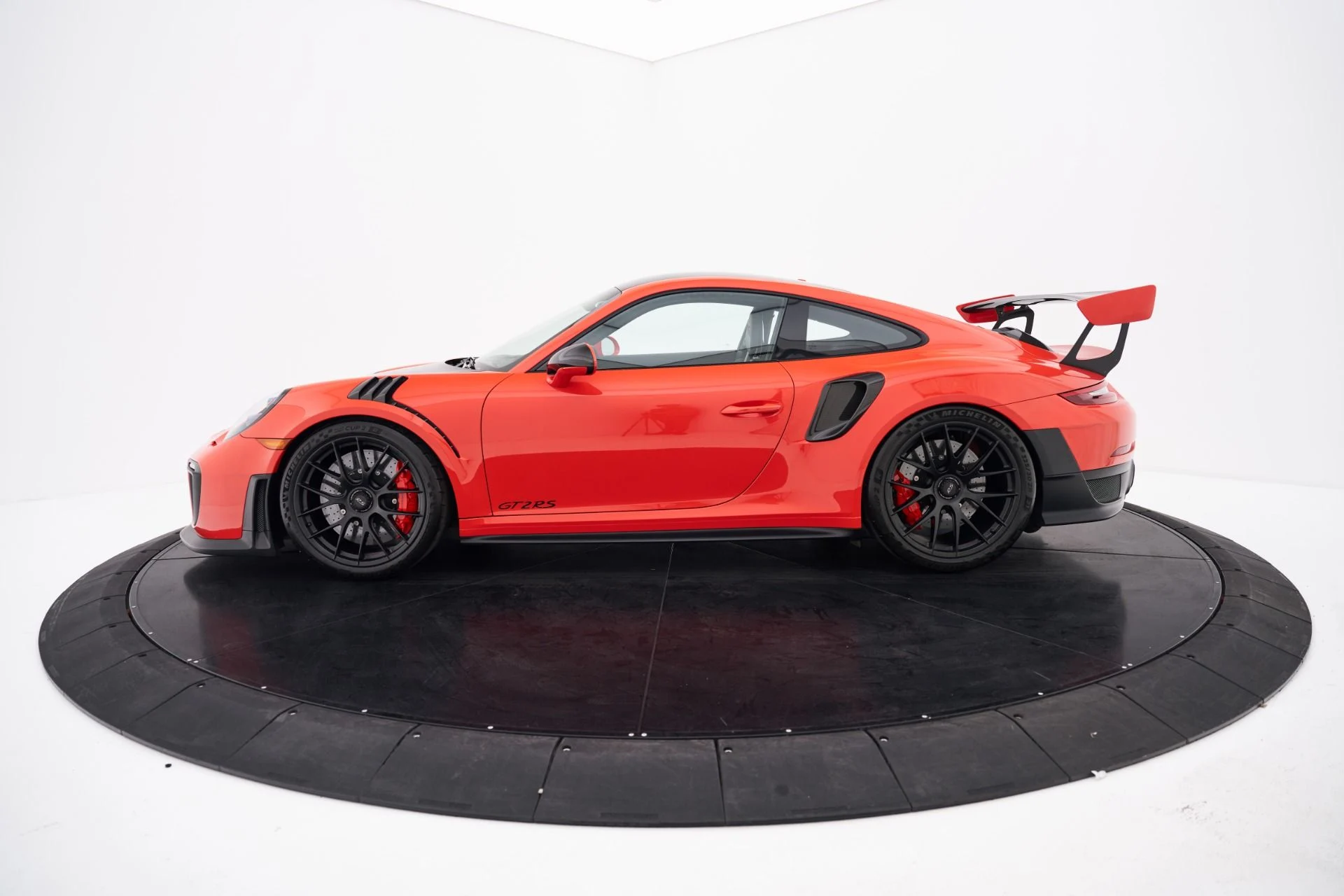 mph013_46312306_Used_2018_Porsche_911_GT_2_RS_1792687068_a2e6f9f3f9