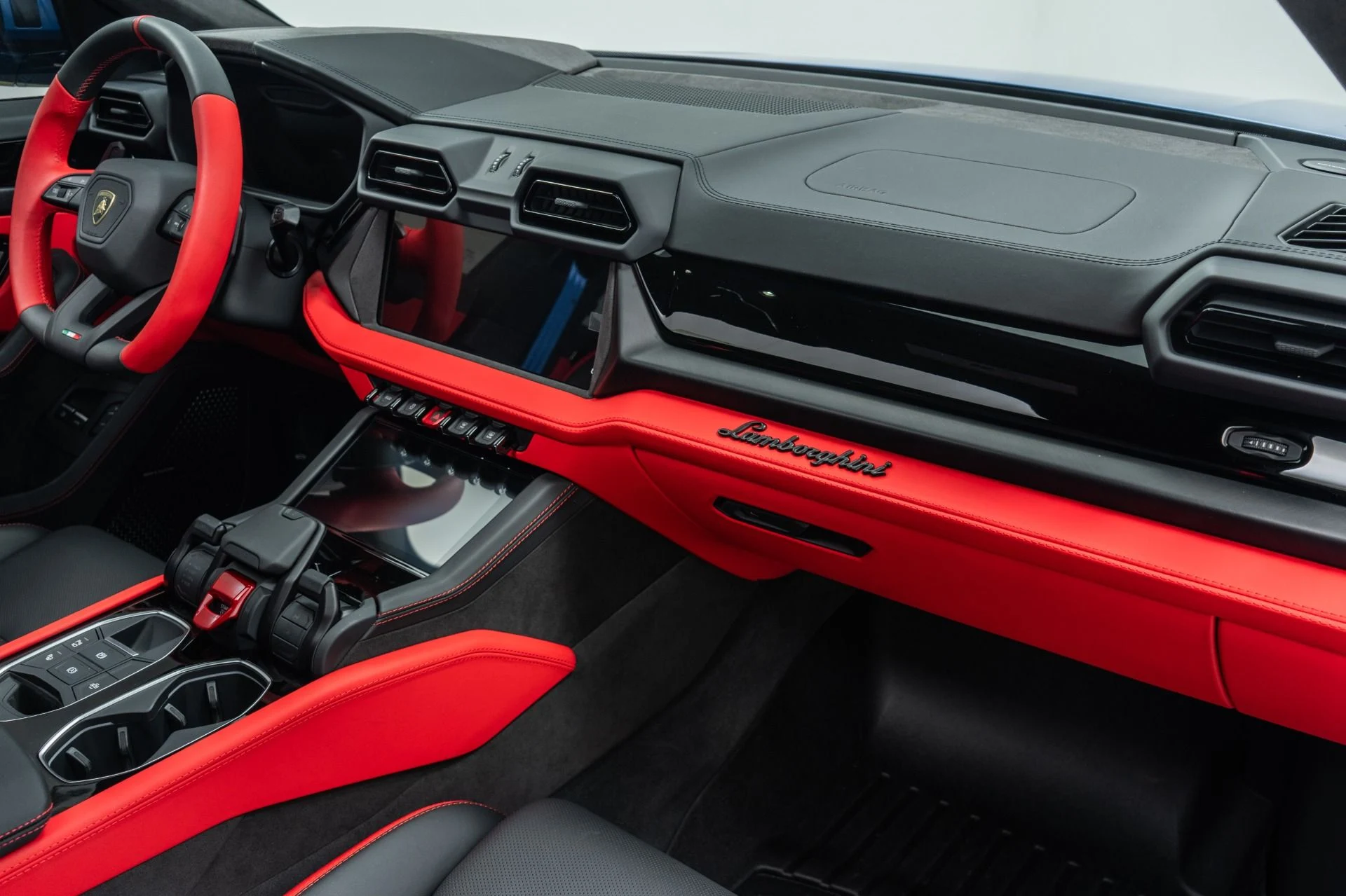 mph013_482118362_Used_2025_Lamborghini_Urus_SE_Bang_and_Olufsen_Audio_Two_Tone_Interior_789_Horsepower_1773150487_68c6f53a4f