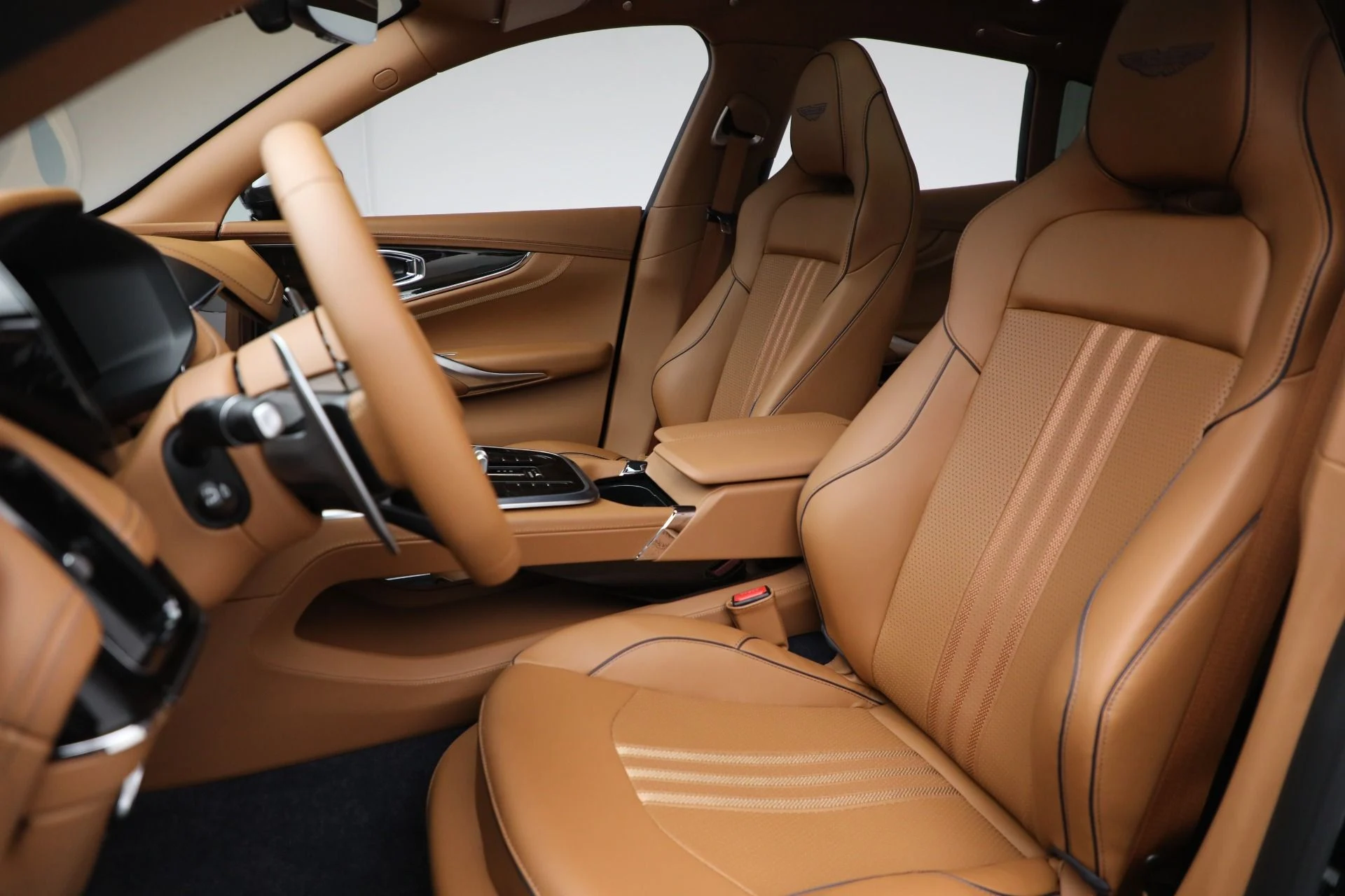 mph013_508141324_New_2025_Aston_Martin_DBX_707_4bc71e463e