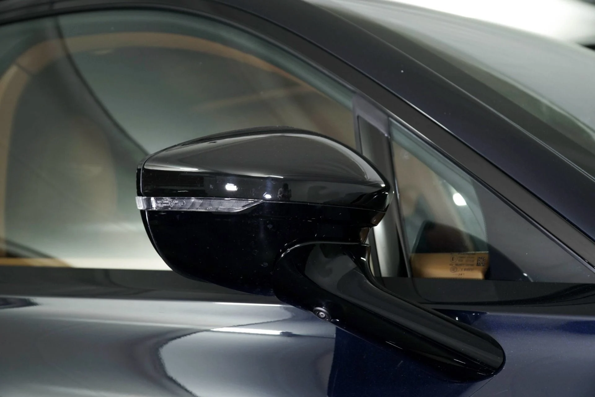 mph013_526394845_New_2026_Aston_Martin_DBX_707_1769300415_cb18fc0db9